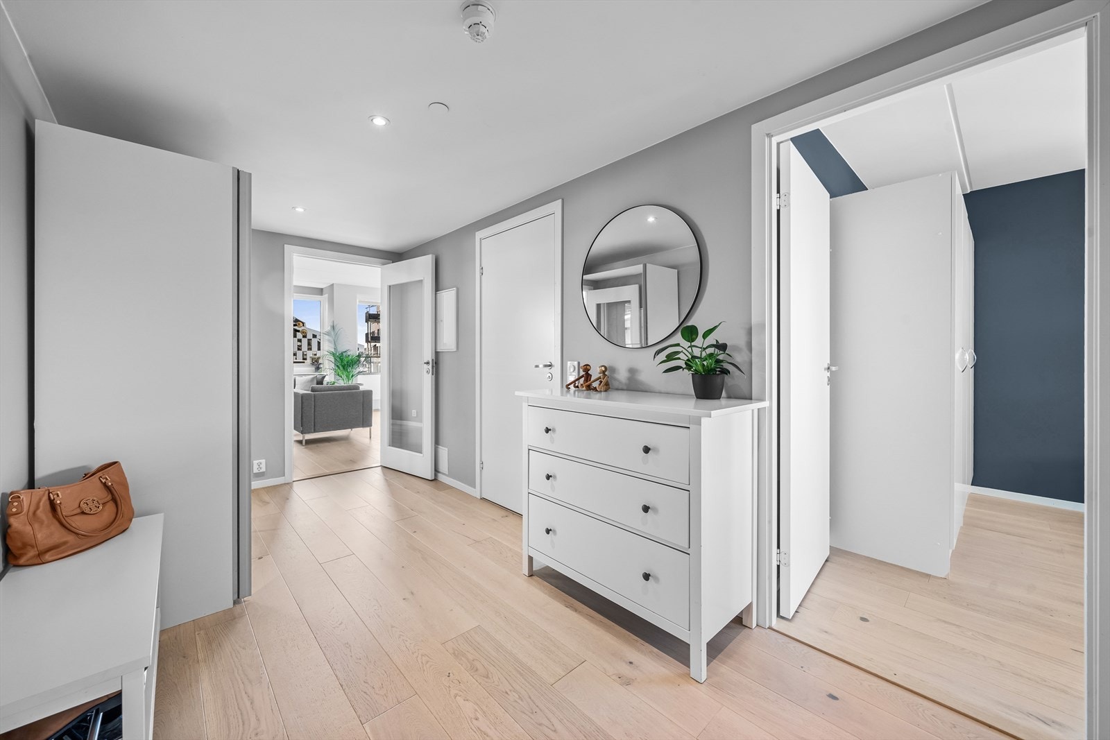 Romslig gang/entré sett mot bad og hovedsoverom Galleribilde