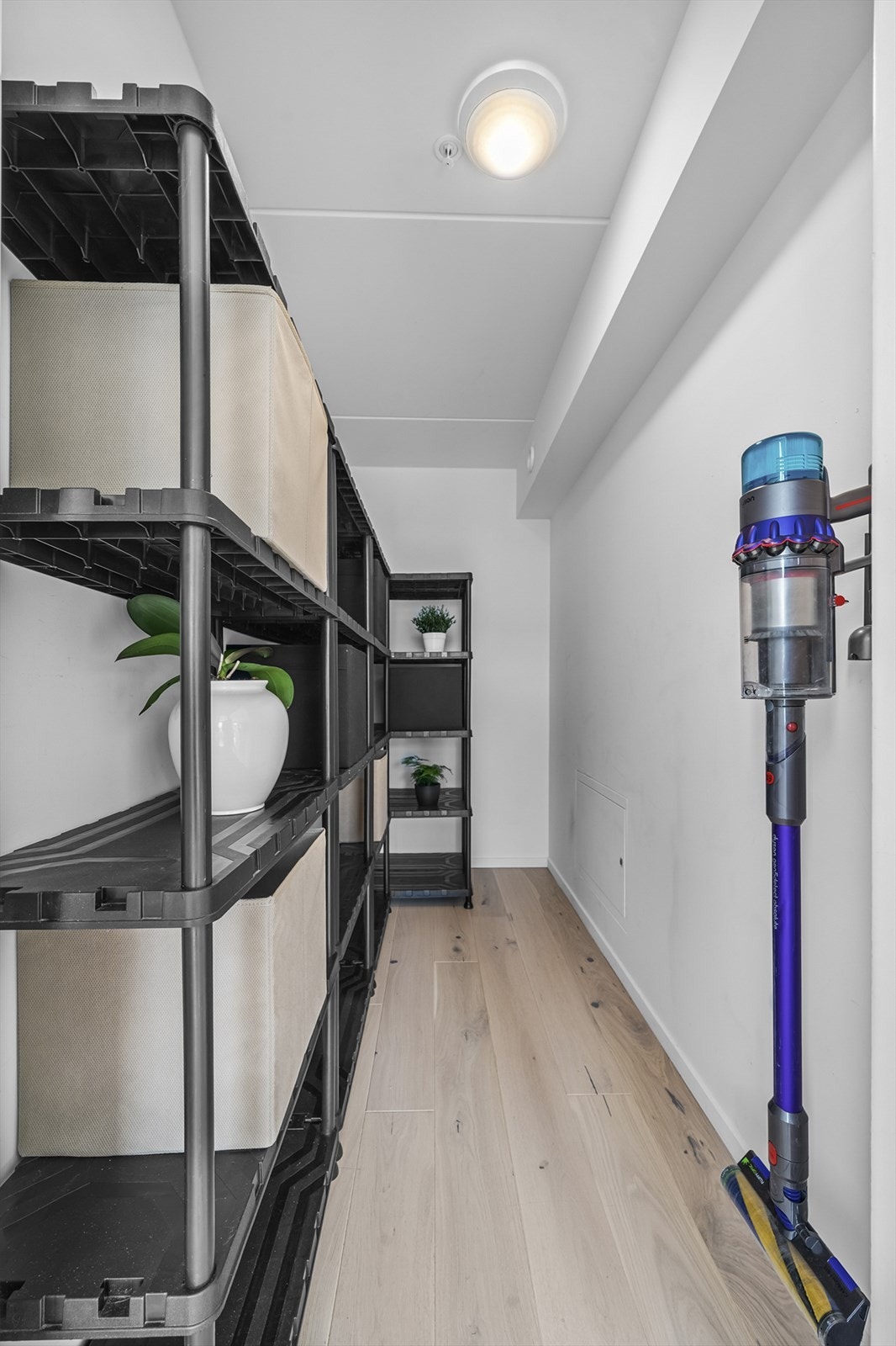 Fra kjøkken er det inngang til en praktisk innvendig bod - Leiligheten disponerer også en kjellerbod på ca. 5 kvm Galleribilde