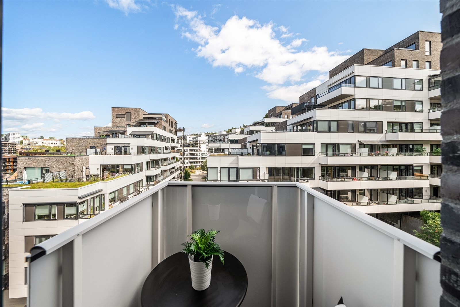 Fra hovedsoverommet er det utgang til østvendt balkong på ca. 1 kvm Galleribilde