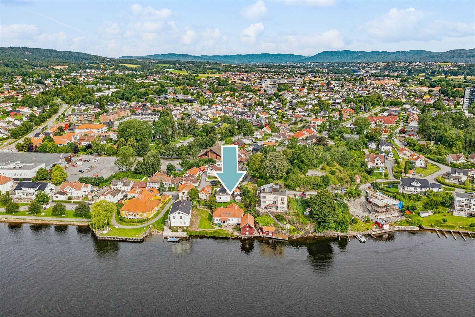 Beliggende helt langs elvekanten med ca. 41 m vannlinje. Galleribilde