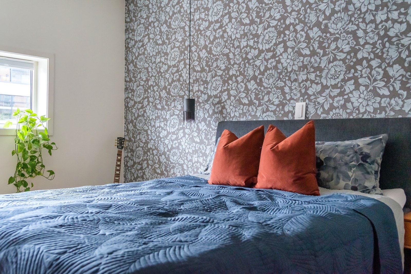 Veggen er kledd i en elegant tapet. Galleribilde