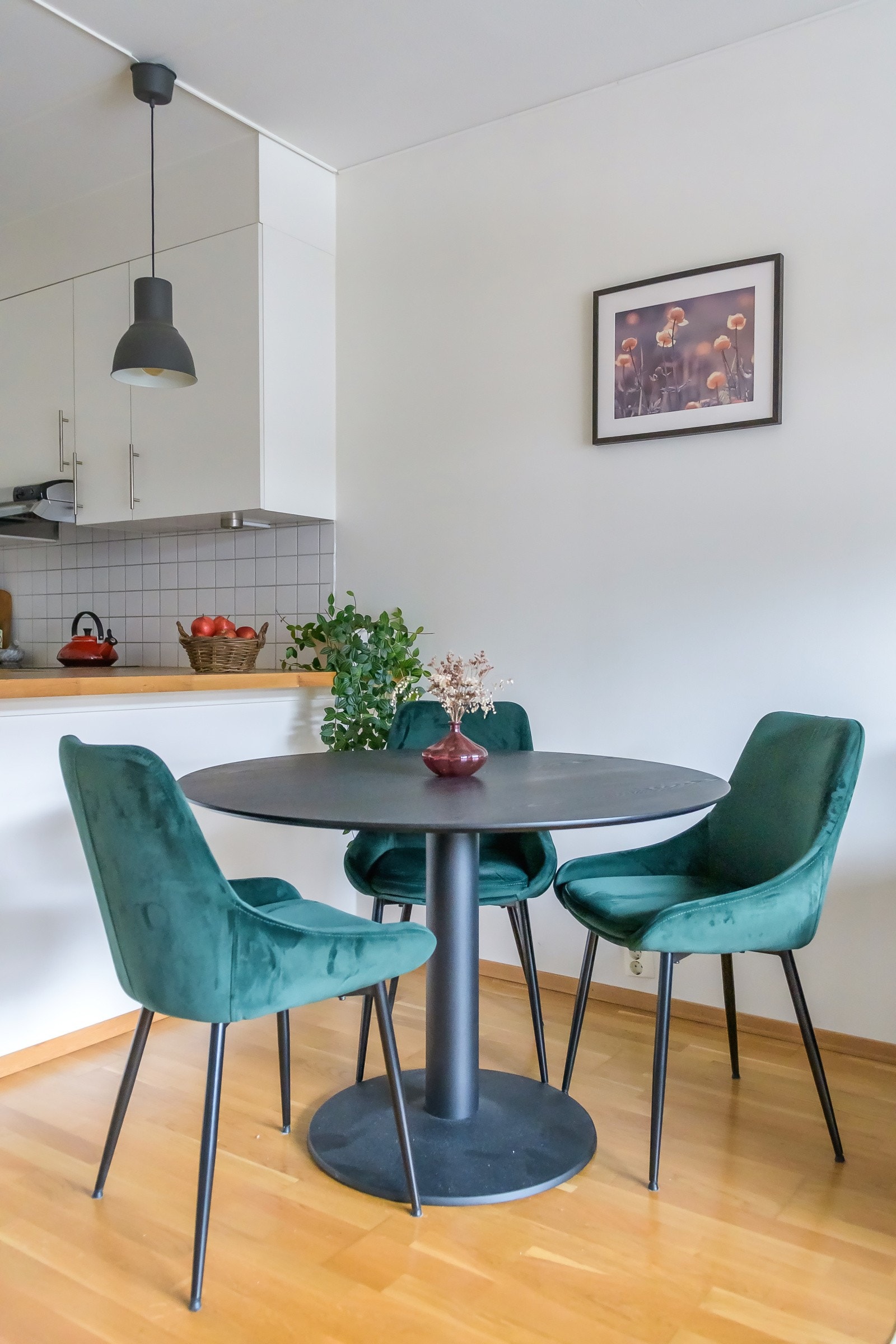 Spiseseksjon i tilknytting til kjøkkenet. Galleribilde