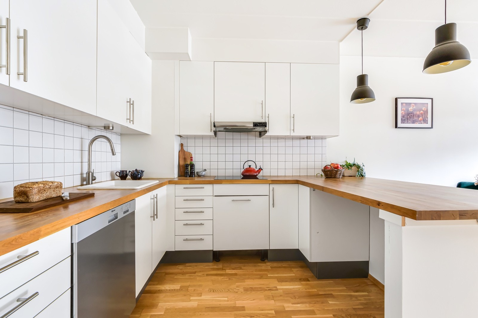 Kjøkkenet har integrerte hvitevarer som kjøl, platetopp, mikrobølgeovn og oppvaskmaskin. Galleribilde