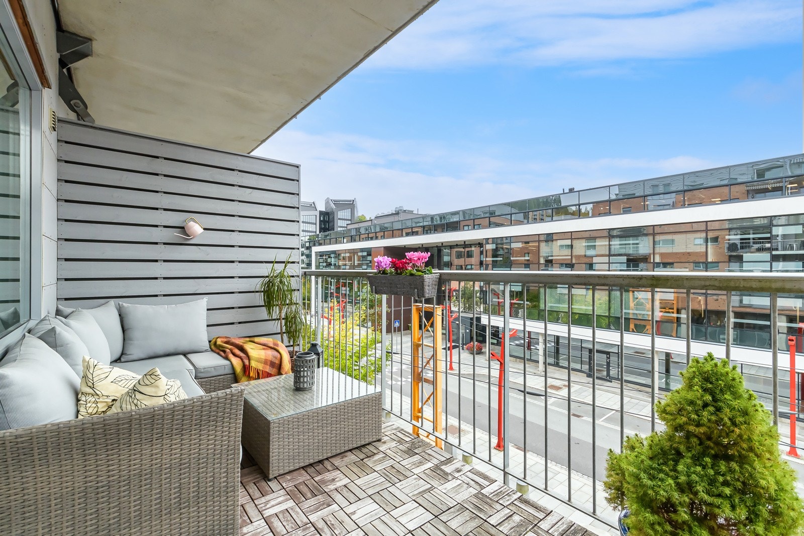 Den vestvendte balkongen byr på gode solforhold. Galleribilde