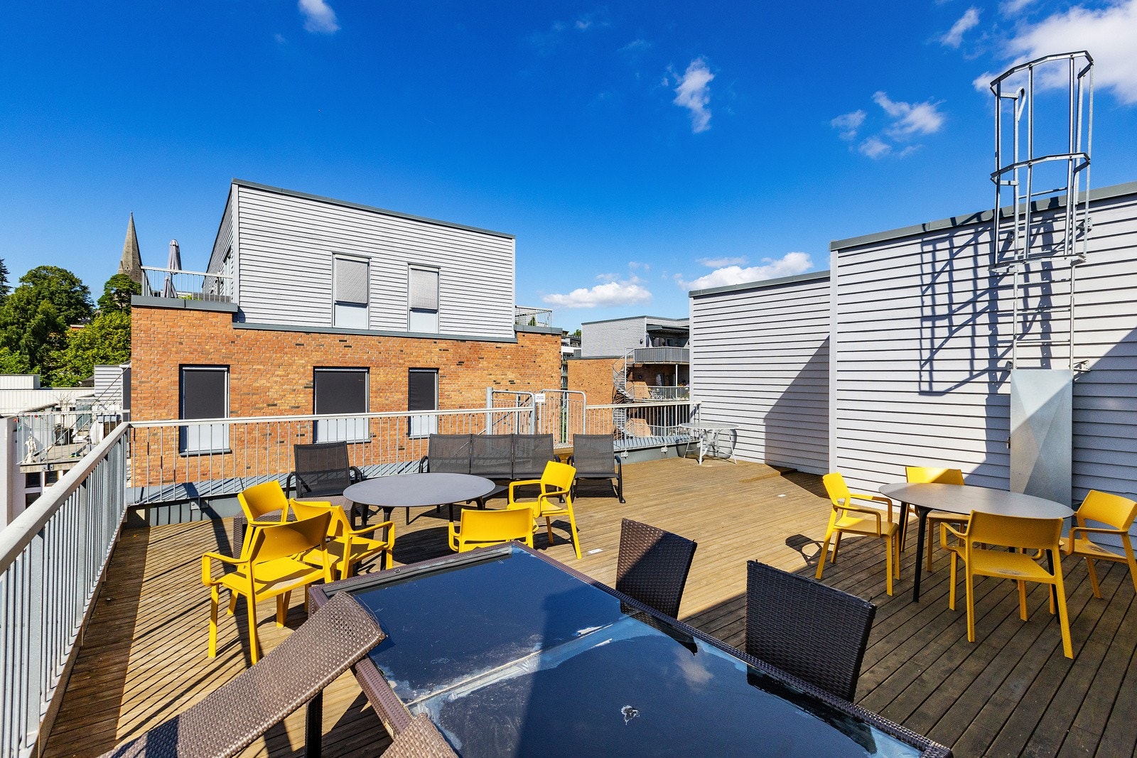 Tilgang til felles takterrasse med sittegrupper. Galleribilde