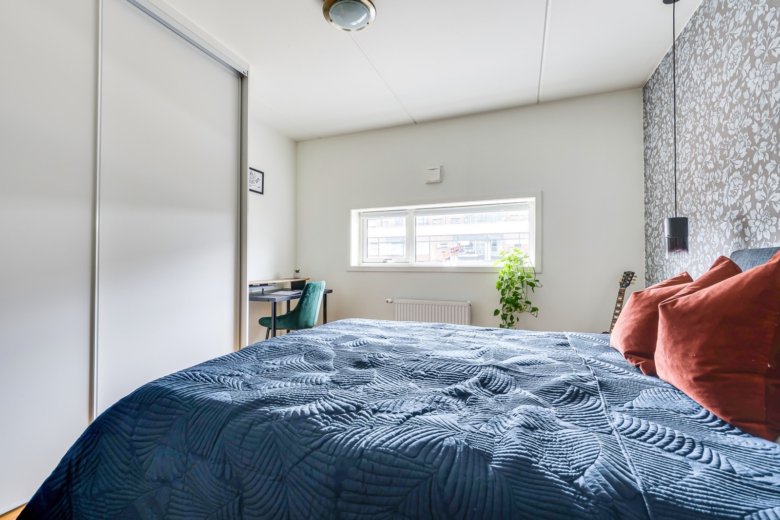 Det medfølger en skyvedørsgarderobe med god lagringsplass. Galleribilde