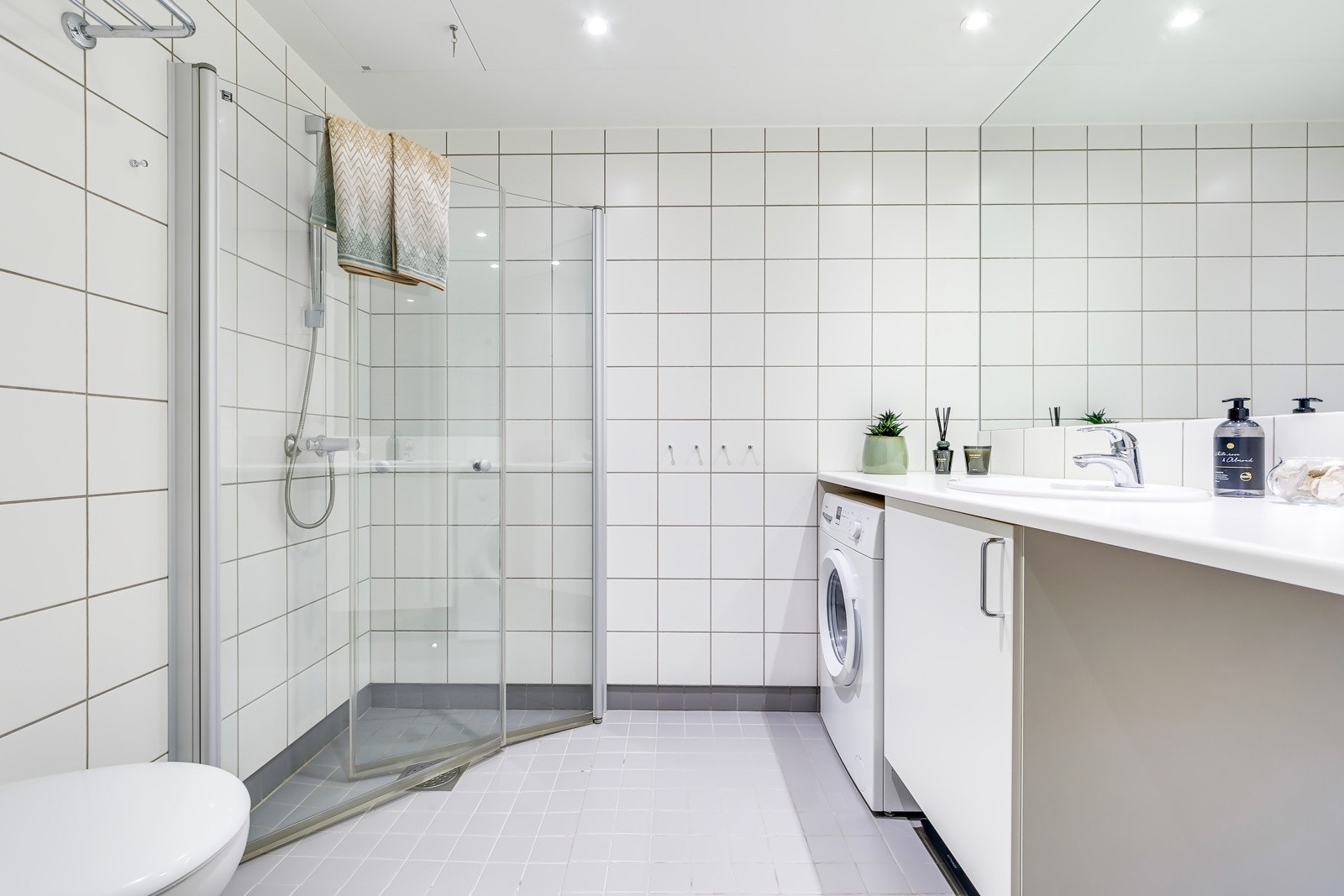 Lyst og pent flislagt baderom. Galleribilde