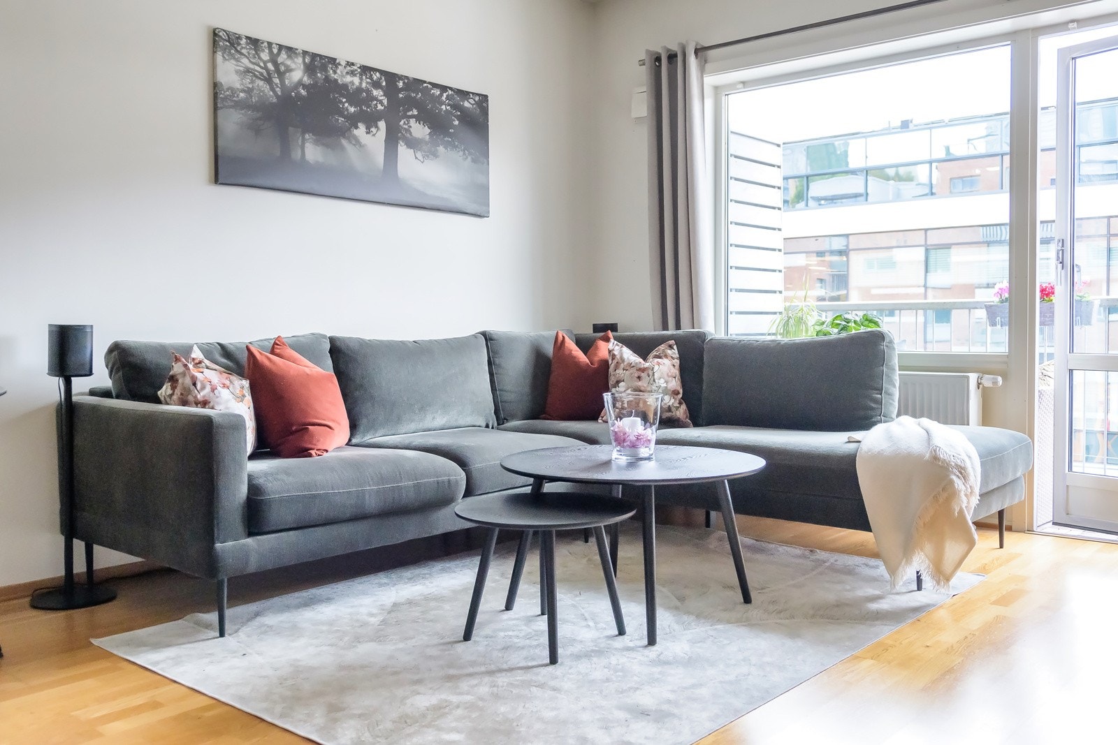 Rikelig med plass til sofaseksjon med tilhørende møblement. Galleribilde