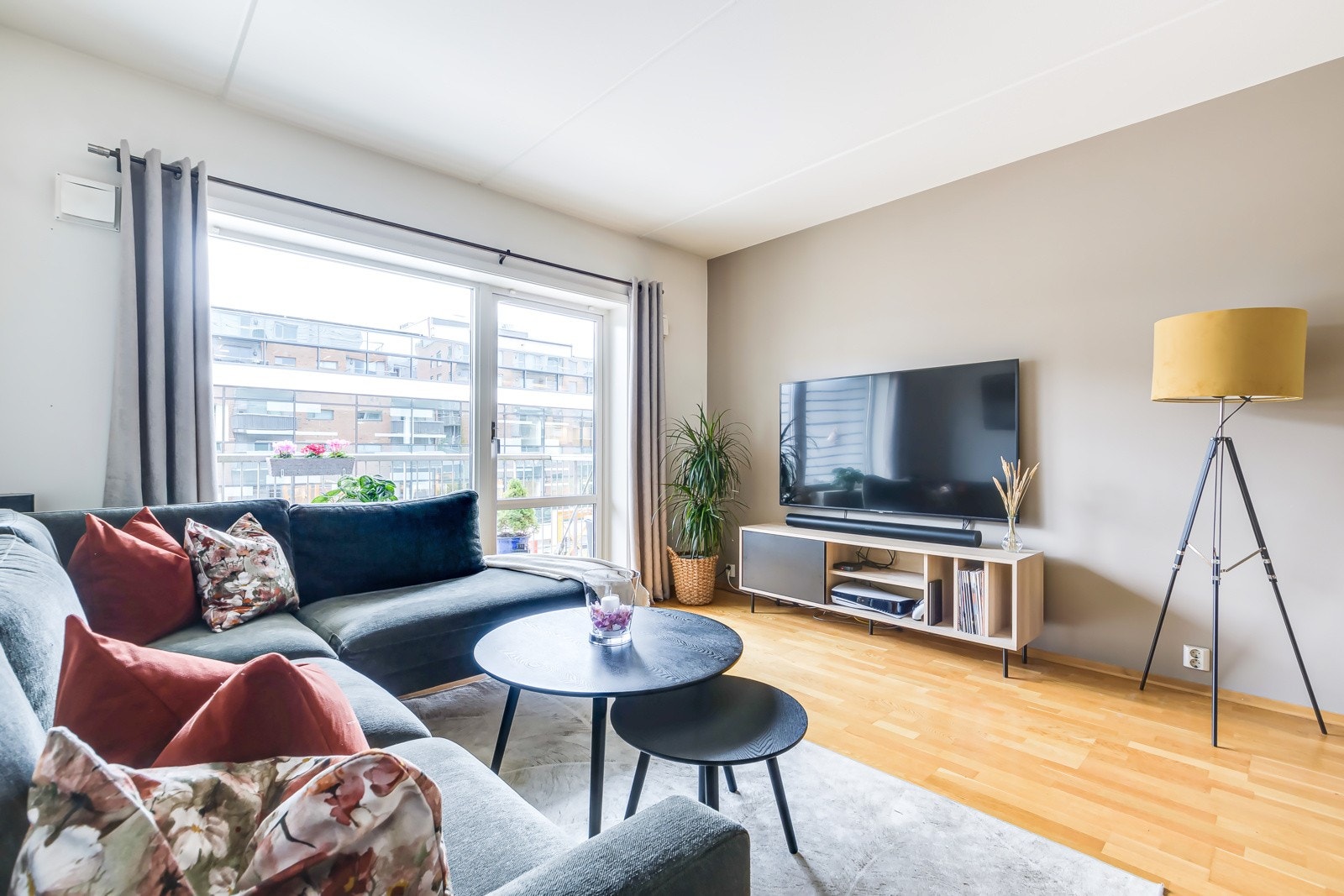 Fra balkongen kommer du videre til stuen som har åpen kjøkkenløsning. Galleribilde