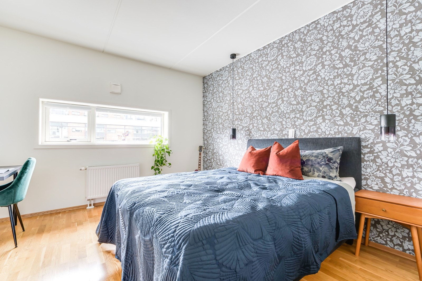 Boligens soverom er av god størrelse med plass til dobbeltseng, samt nattbord. Galleribilde