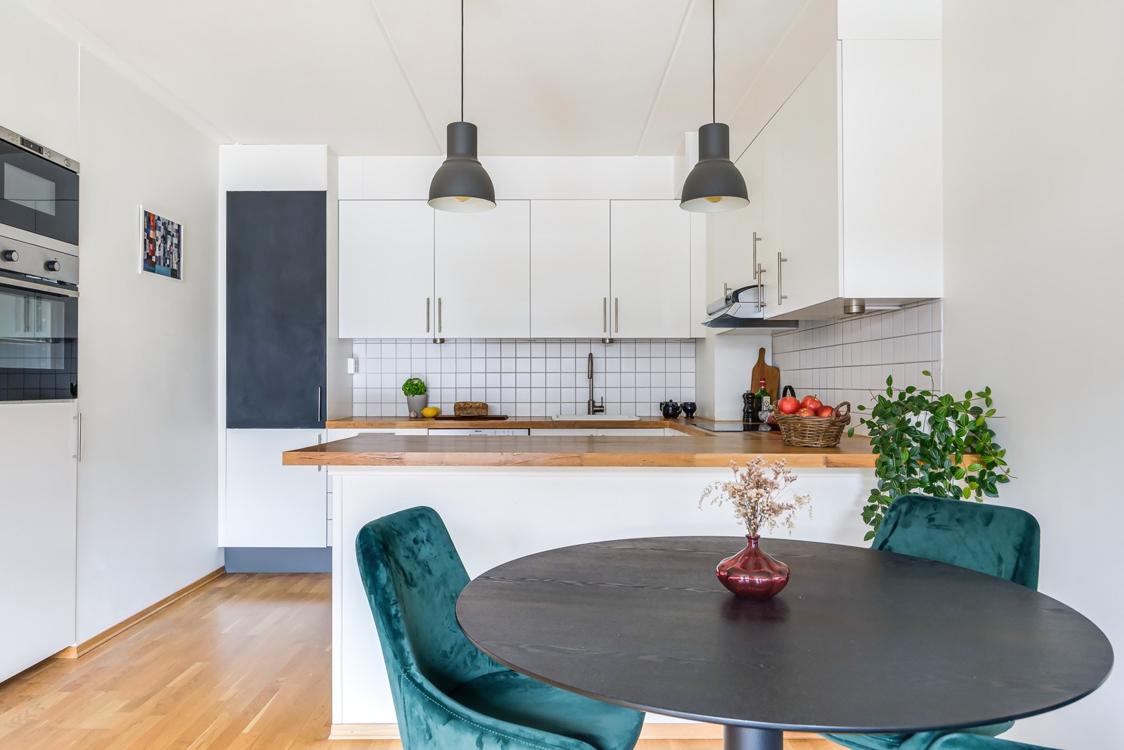 Stekeovn og mikro i høyskap. Galleribilde