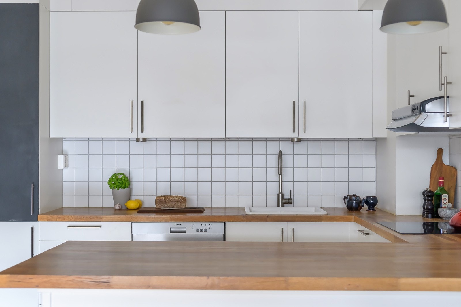 Det er fliser på vegg. Galleribilde