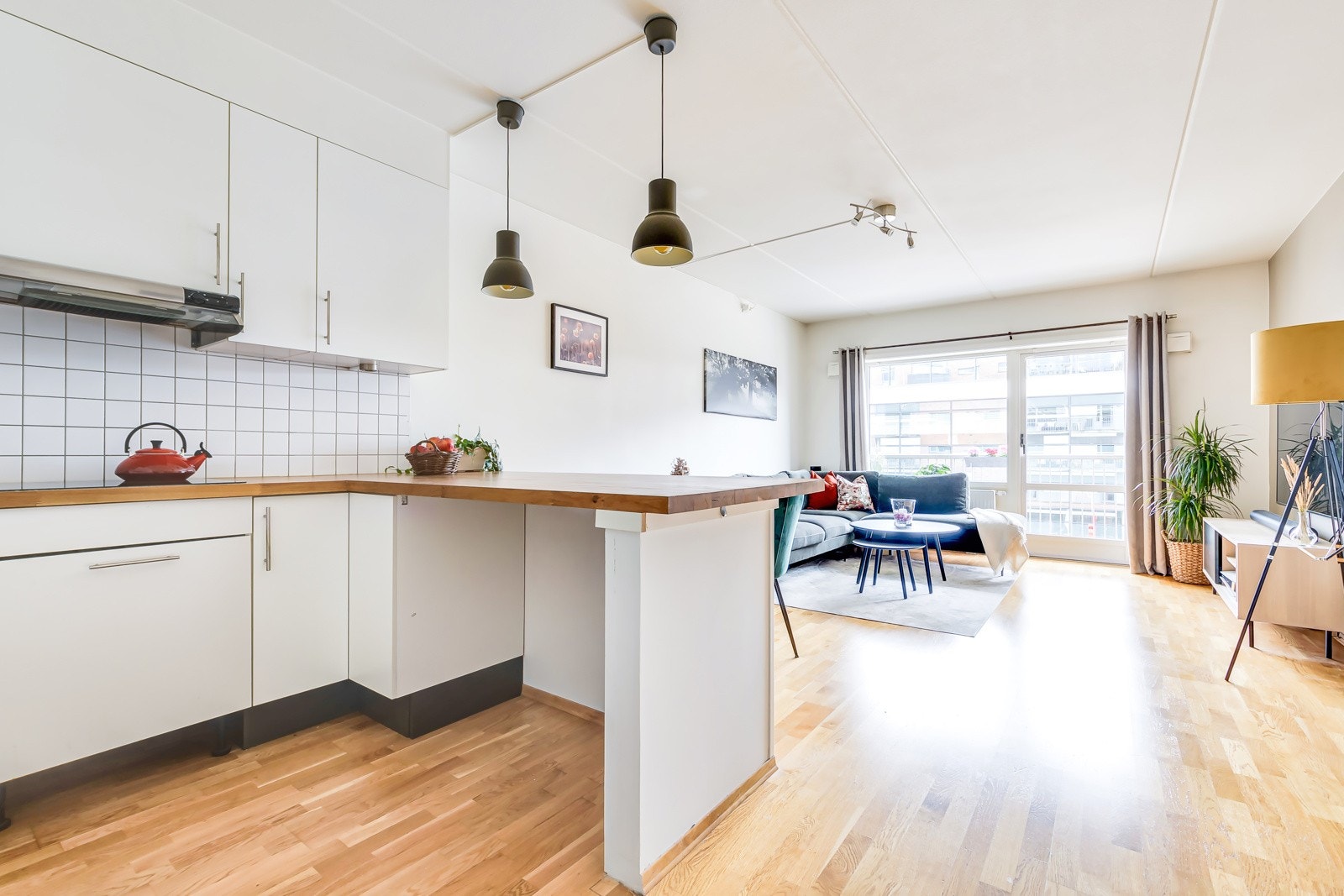 Det er god benke - og lagringsplass. Galleribilde