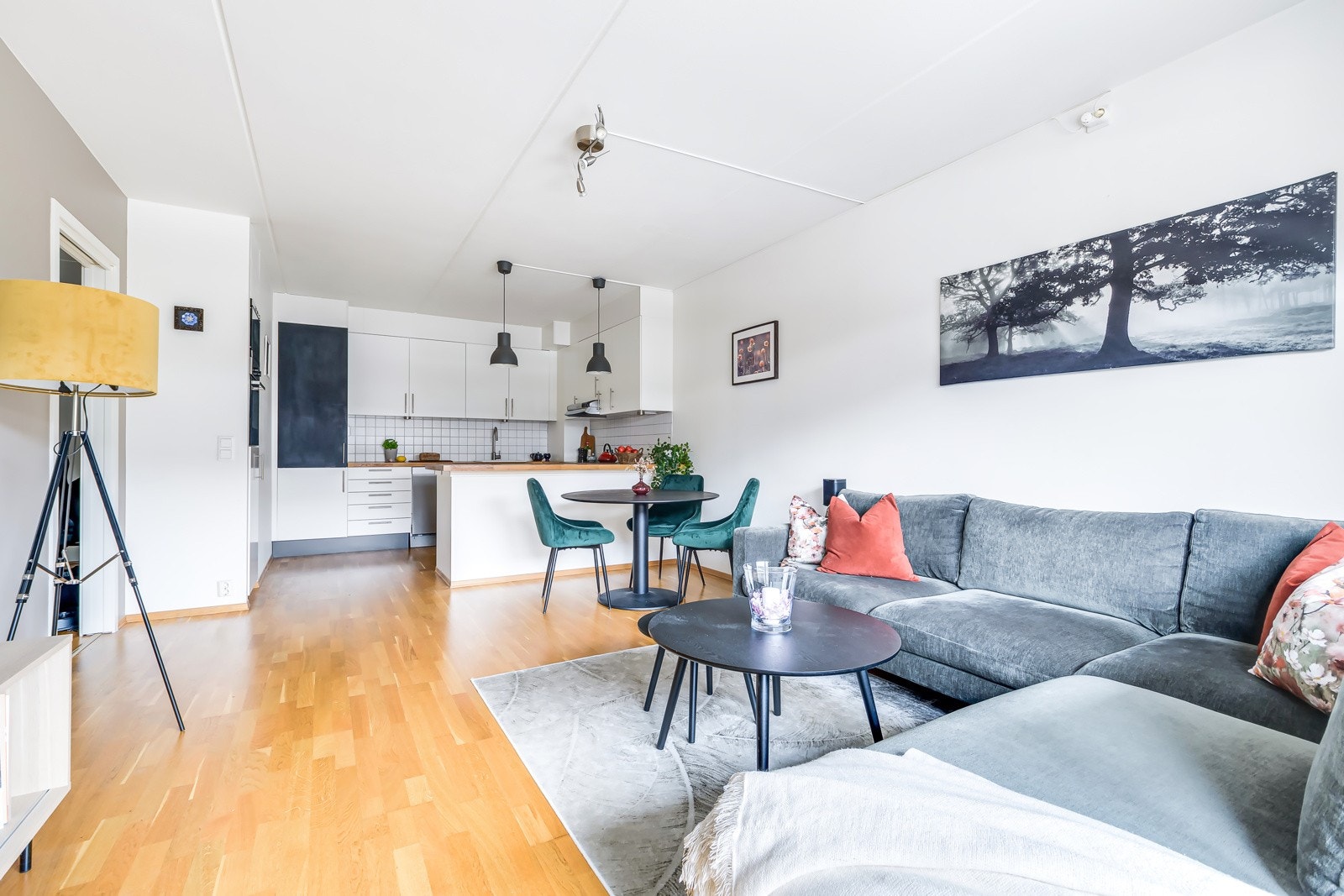 Stuen er romslig og har gode innredningsmuligheter. Galleribilde