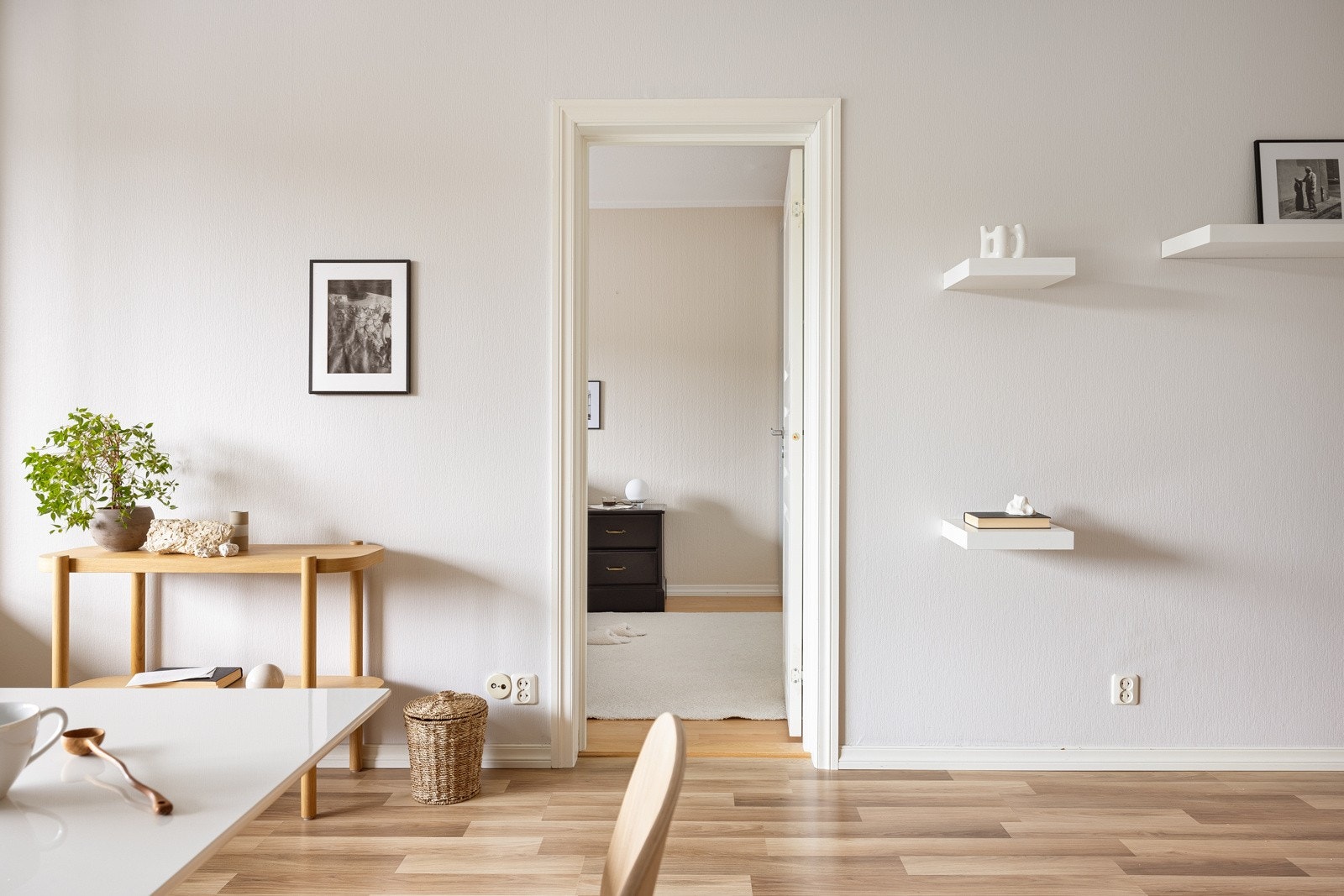 Fra stuen er det utgang til innglasset balkong Galleribilde