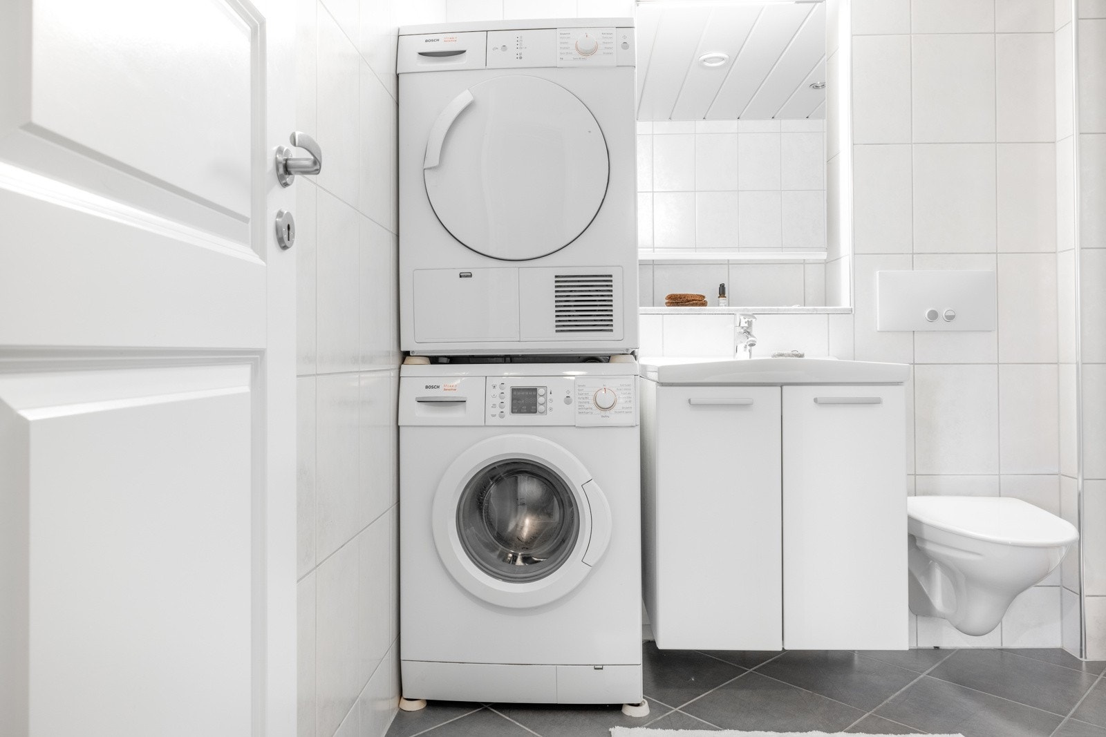 Badet måler 5,5 kvm og er helfliset med varme i gulv. Galleribilde