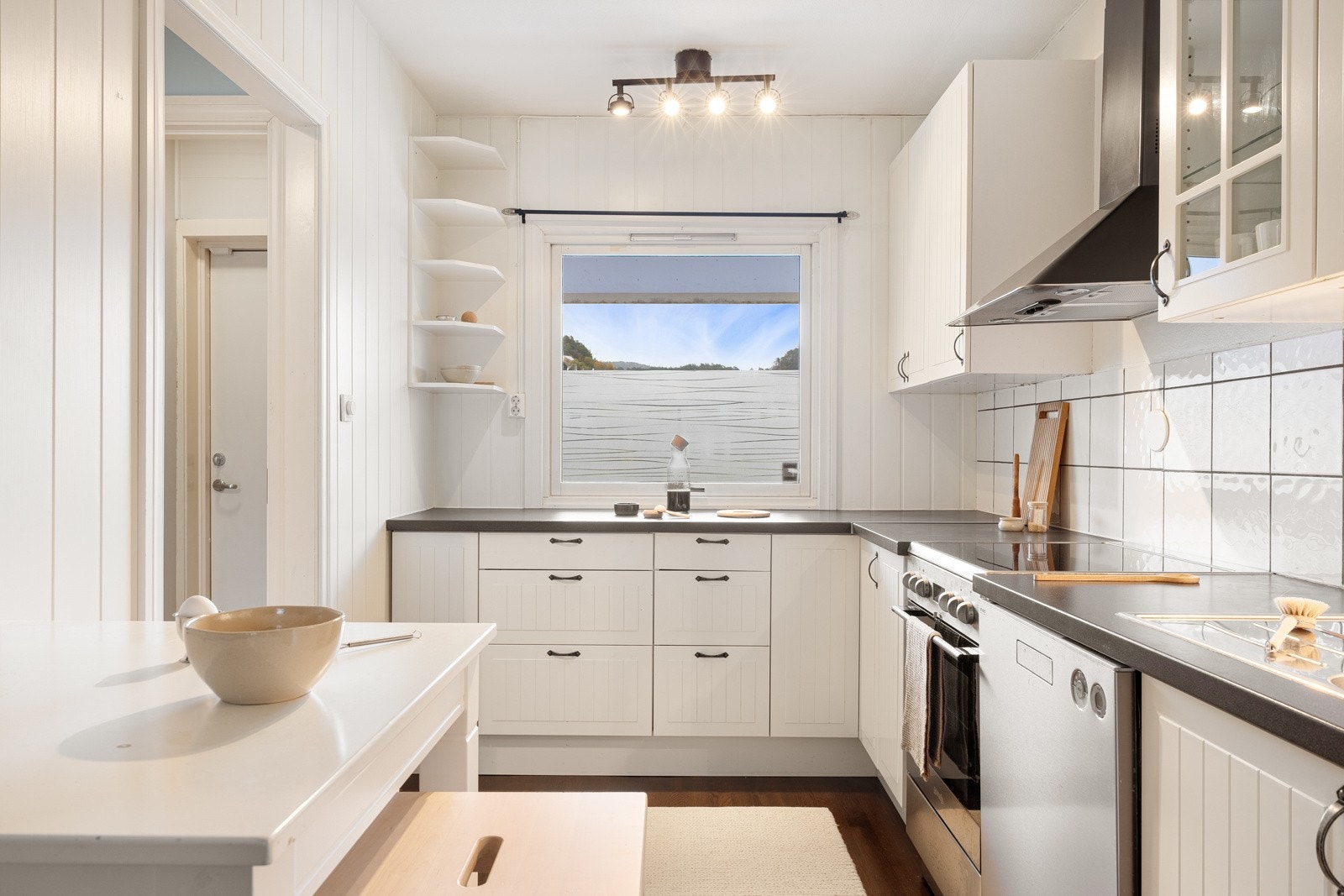 Romslig kjøkken på 10,5 kvm med tidløs innredning fra IKEA. Galleribilde