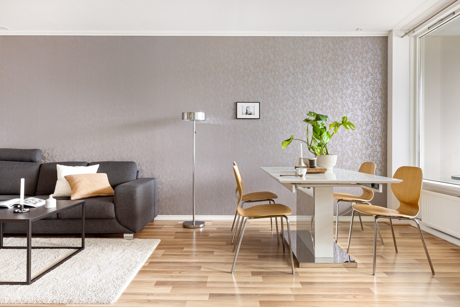 Stor stue med plass til romslig sofakrok og ønskelig møblement. Galleribilde