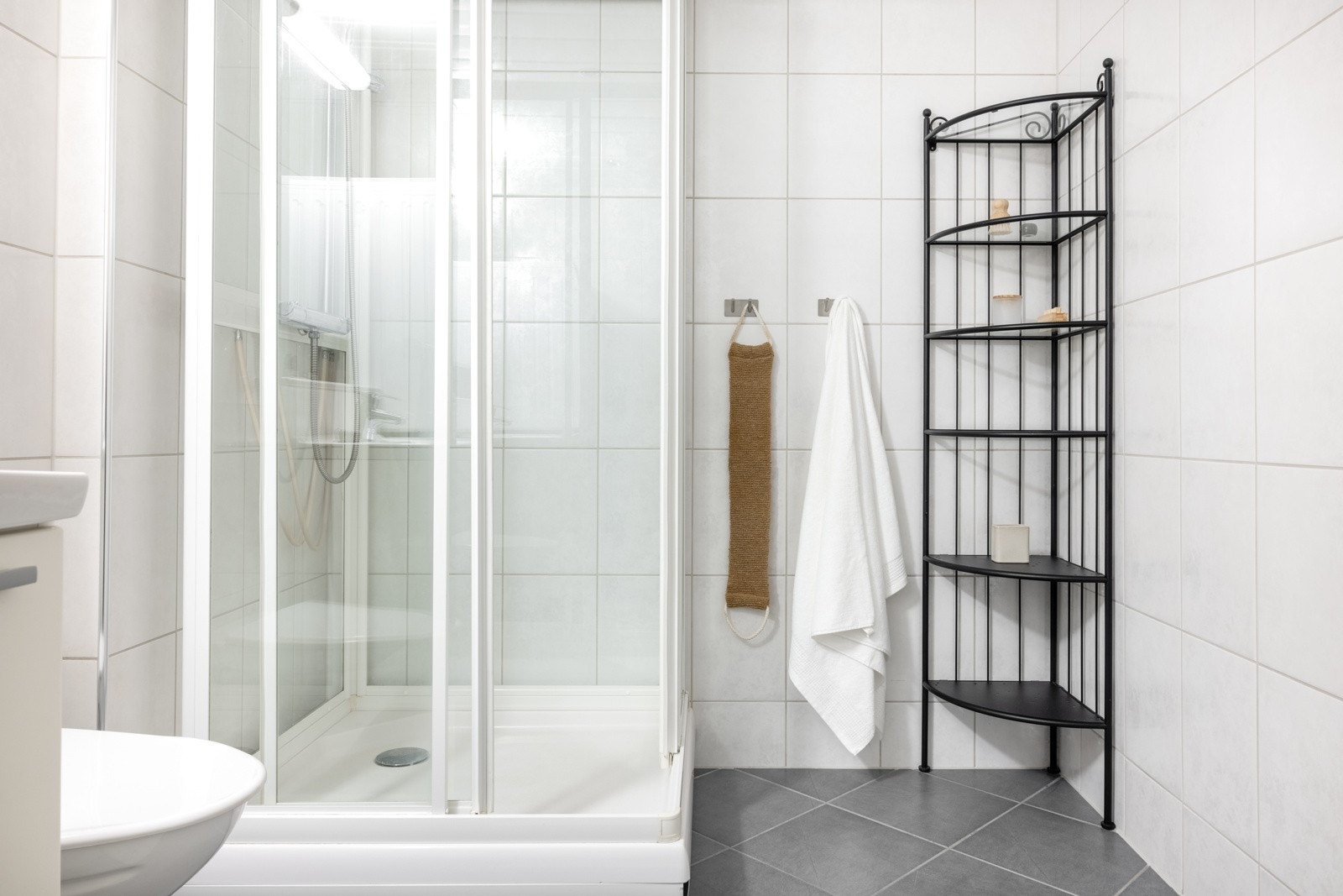 Inneholder vegghengt toalett, servant m/ møbel, duskabinett og plass/opplegg for vaskemaskin og tørketrommel. Galleribilde