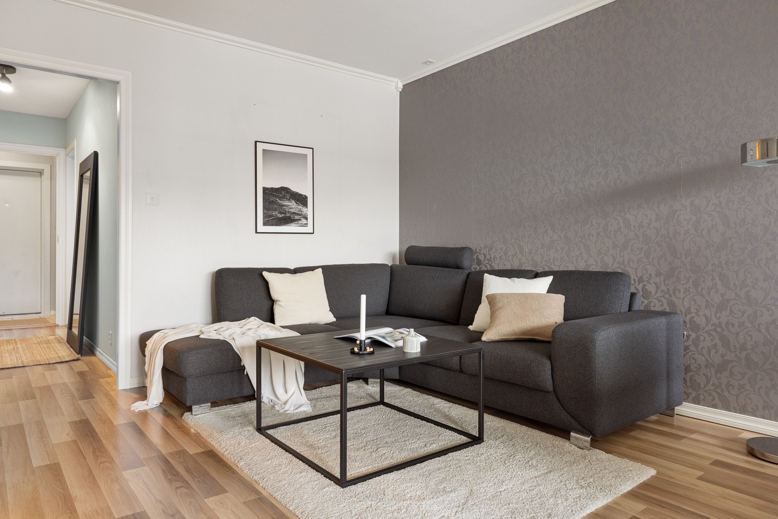 Veggene er malt i fine kontrastfarger. Galleribilde