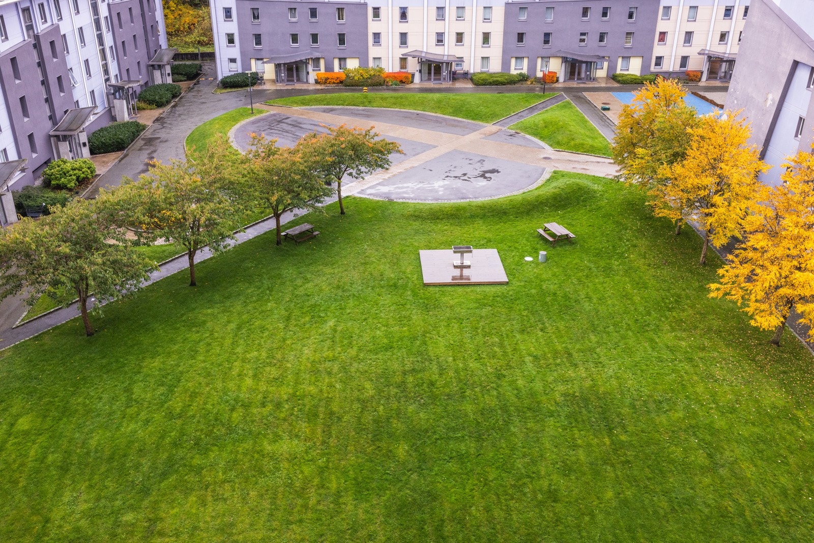 Borettslaget består av seks lavblokker og fire høyblokker. Fellesområdene er pent opparbeidet. Galleribilde