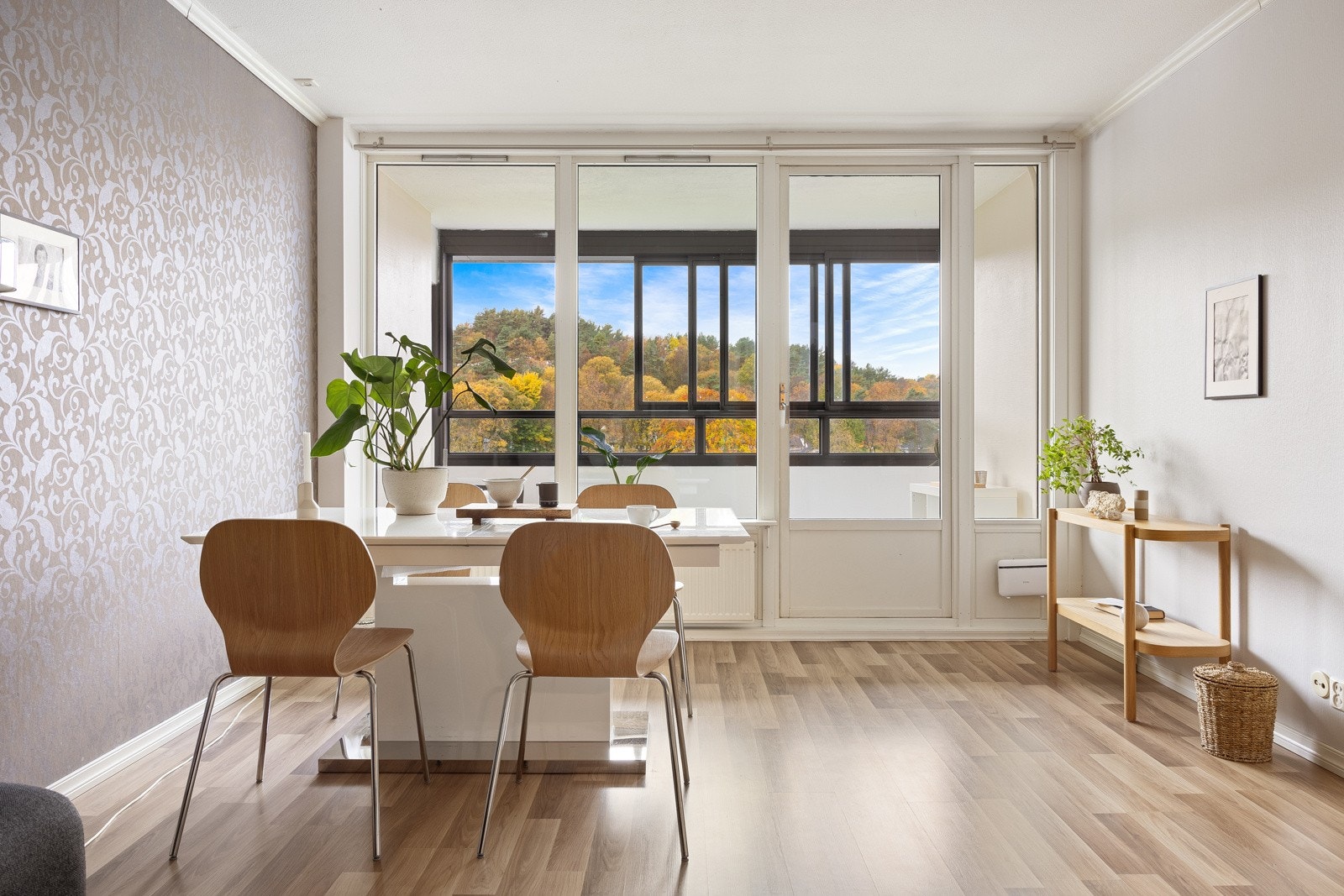 Lys og romslig stue med store vindusflater. Galleribilde