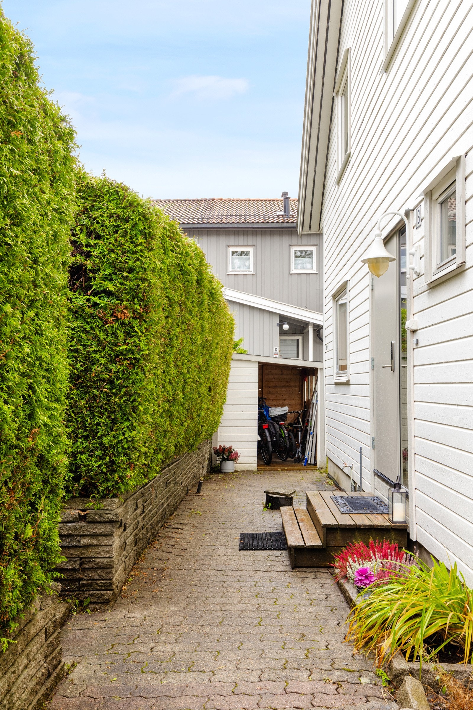 Overbygget åpen bod med 4 kvm gulvareal og god plass til sykler. Galleribilde