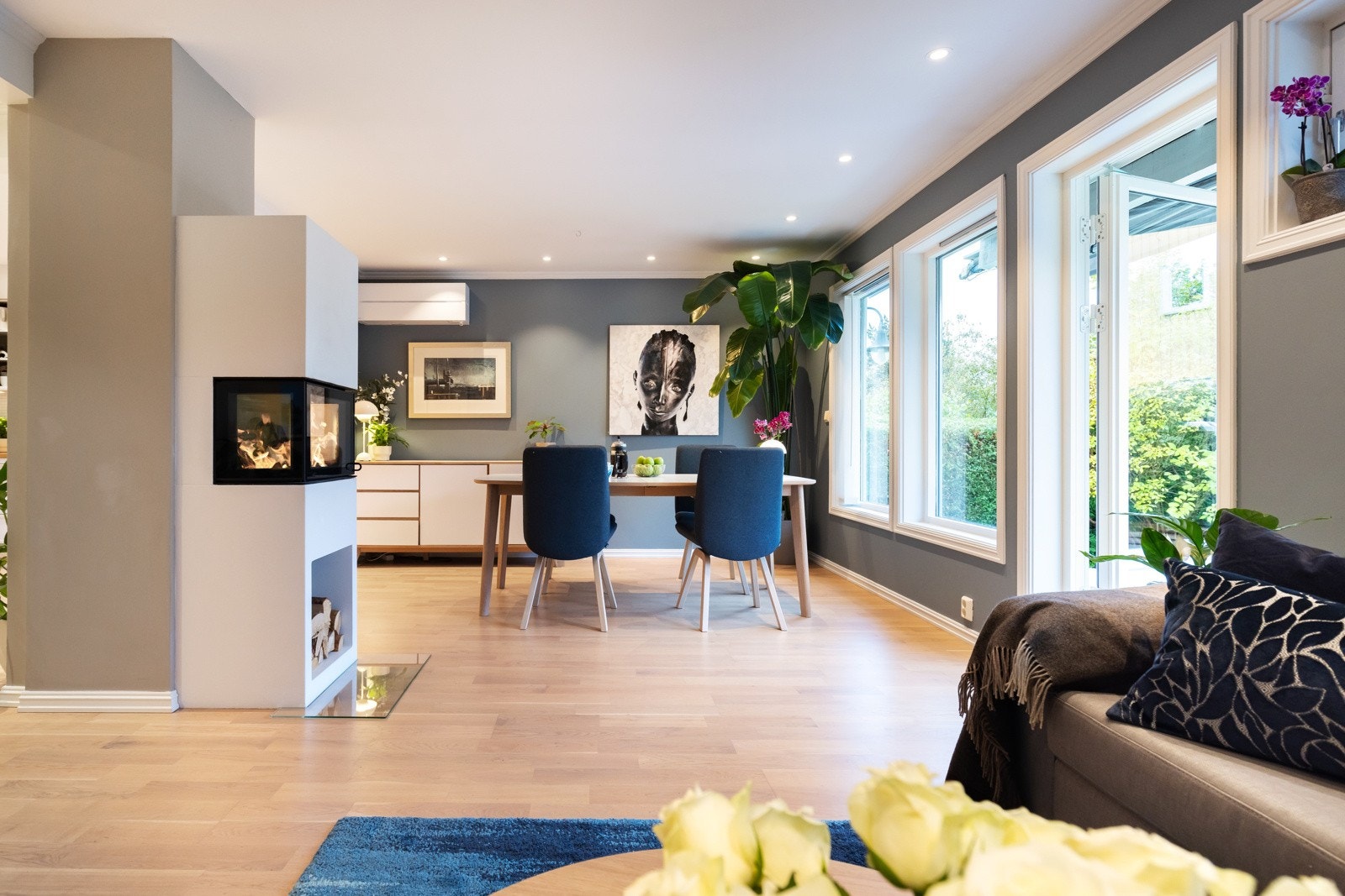 Det er utstrakt bruk av downlights i boligen. I 2019 ble 27 stk i 1. etg. oppgradert til LED, i tillegg til utskifting av dimmerbrytere, og termostat i entréen. Galleribilde