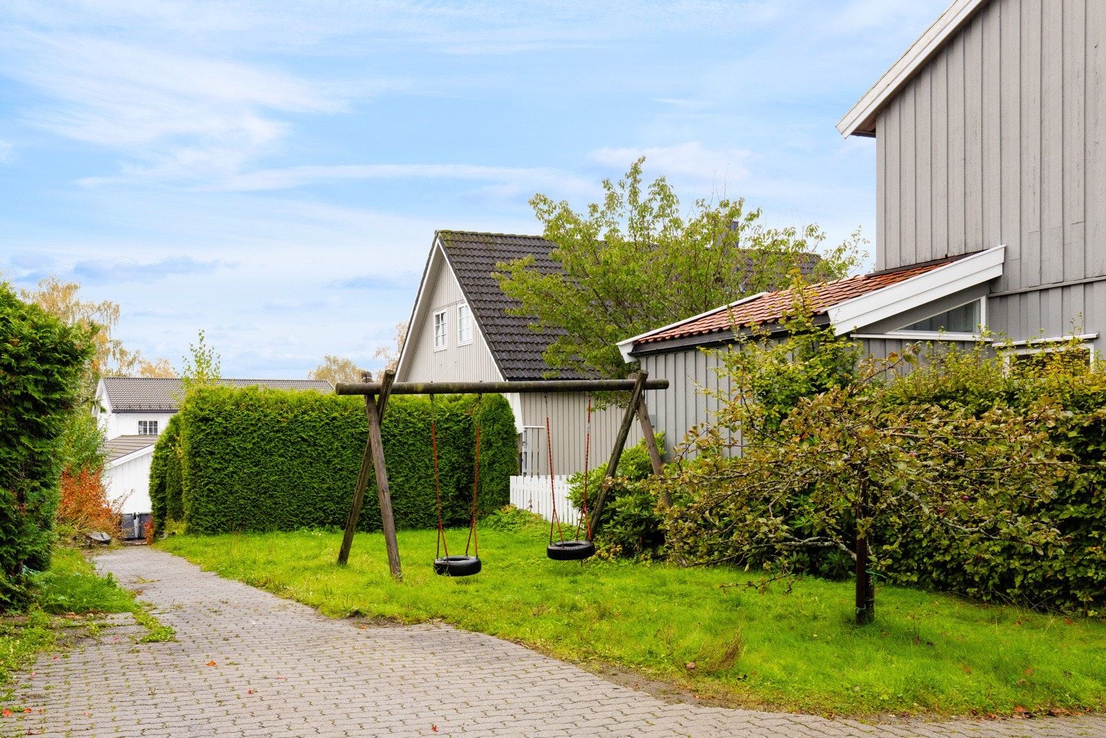 Trygge og fine omgivelser med flere lekeplasser i umiddelbar nærhet. Smetten på bildet tar en ned til Hemingveien og er en del av trygg skolevei/vei til lekeplass. Galleribilde