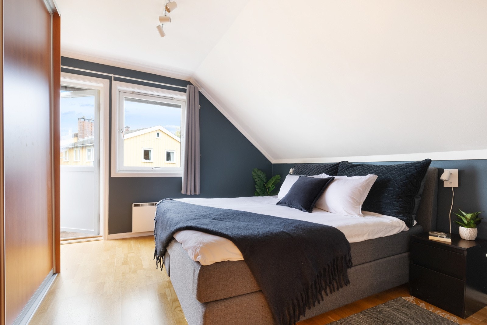 Pent hovedsoverom med veggfarge i en dempet og behagelig blåtone. Galleribilde