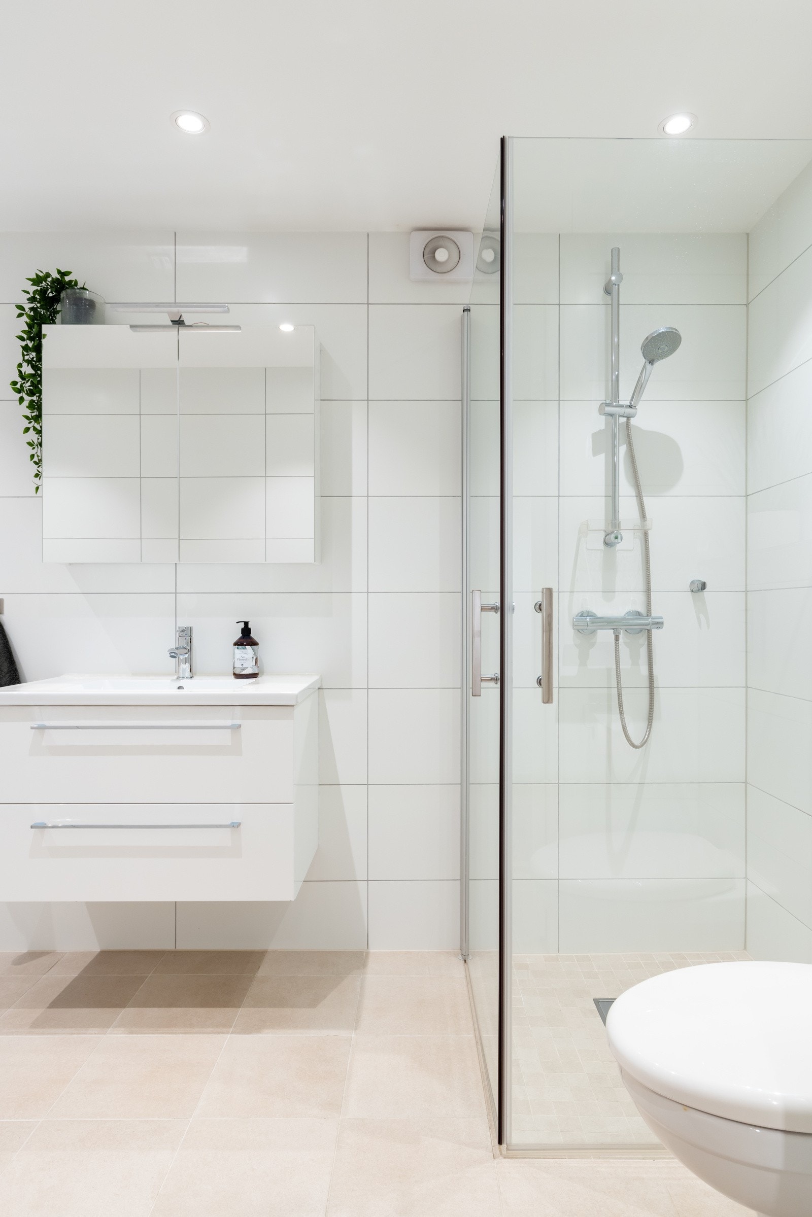 Stilrent og delikat bad i underetasjen fra 2017. Galleribilde