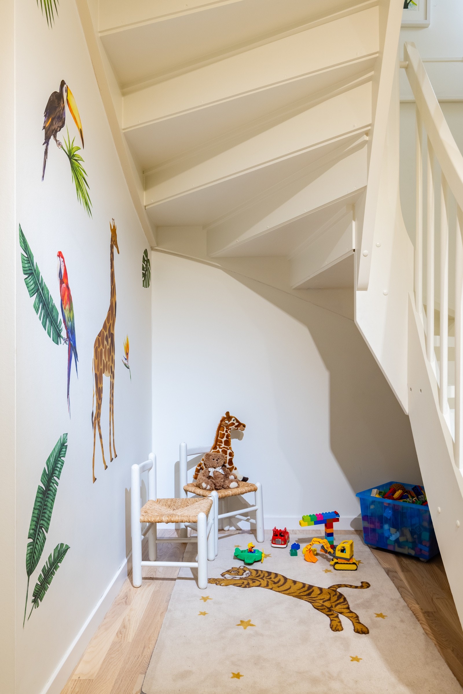 Trivelig lekekrok under trappen, eventuelt fint areal til ekstra lagring. Galleribilde