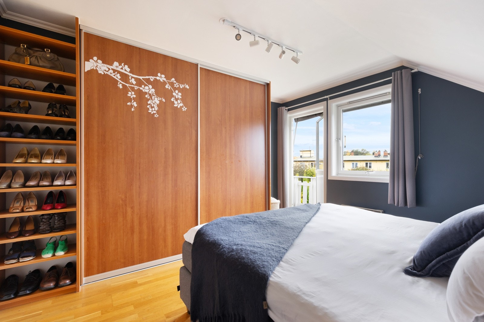 Hovedsoverommet har klesplass i romslig skyvedørsgarderobe og utgang til balkong. To vinduer i 2. etasje ble byttet ut i 2022. Balkongdør fra 1999. Galleribilde