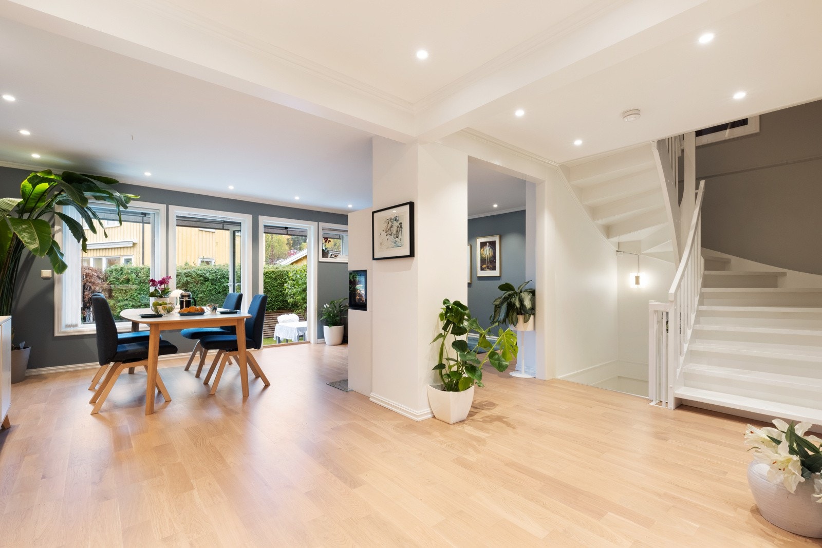 Husets 1. etasje består av inngangsparti, stue og kjøkken i åpen løsning - en herlig oppholdsetasje for hele familien. Galleribilde