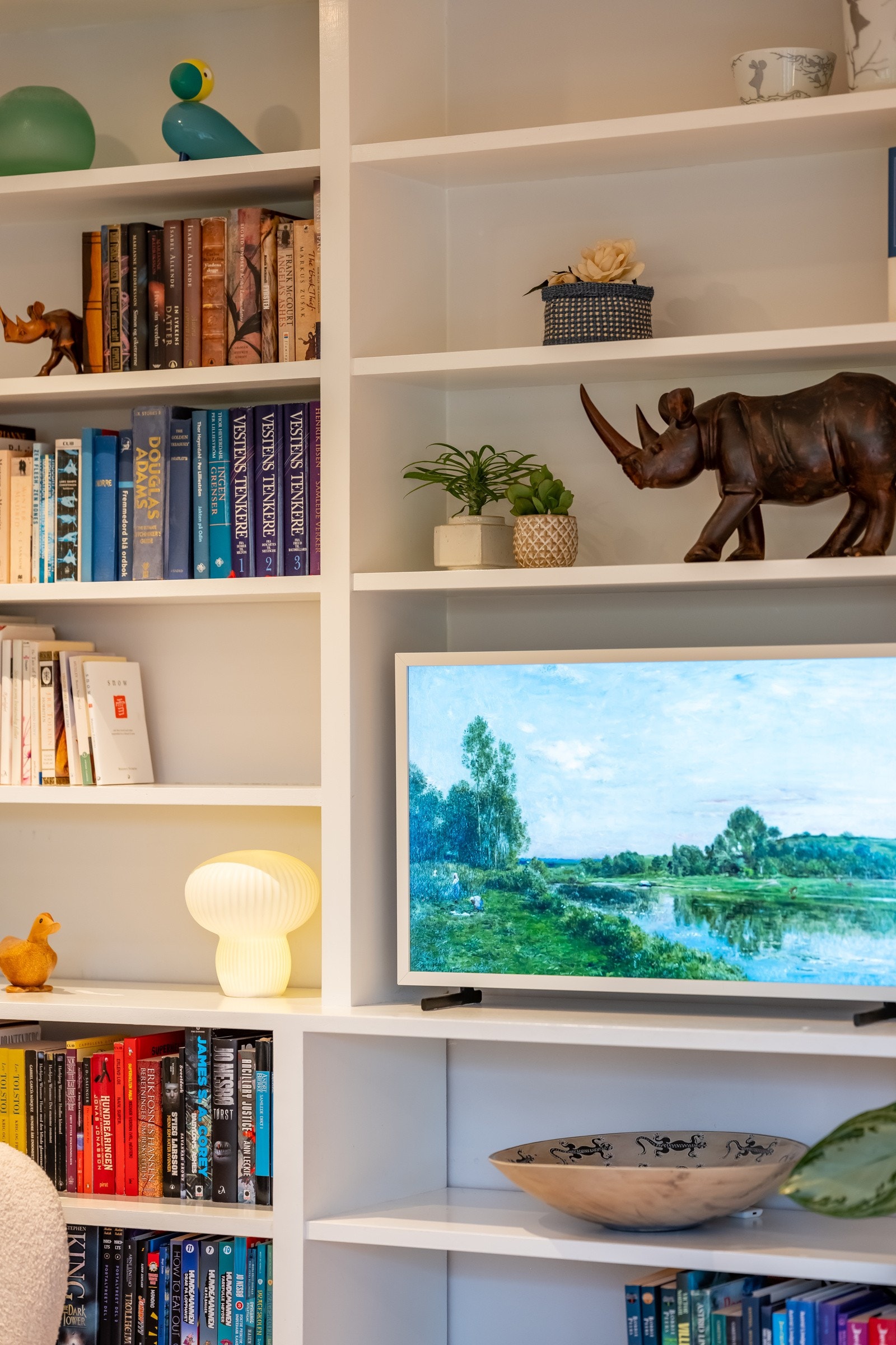 Det er pent integrerte detaljer, og den moderne fargepaletten i 1. etasje gir et harmonisk uttrykk. Galleribilde