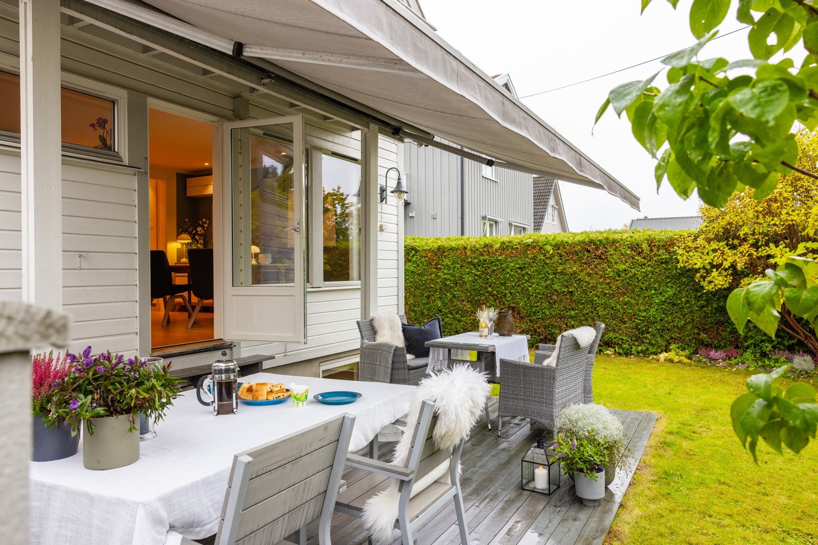 Uteplassen er pent opparbeidet med 20 kvm markterrasse og hage. Galleribilde