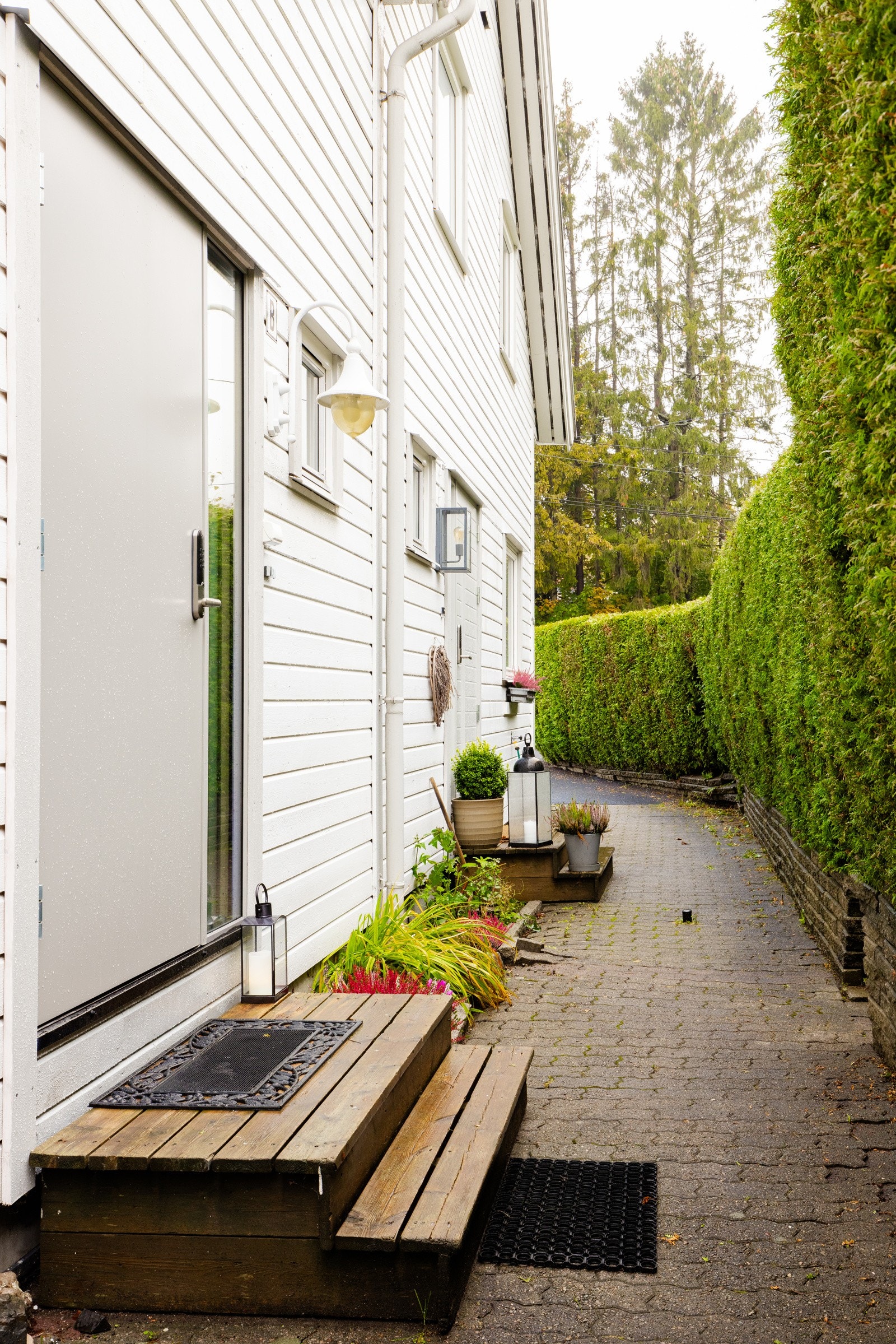 Hyggelig adkomst- og inngangsparti. Ytterdøren er fra 2023 og er praktisk utstyrt med kodelås fra Yale Doorman. Galleribilde