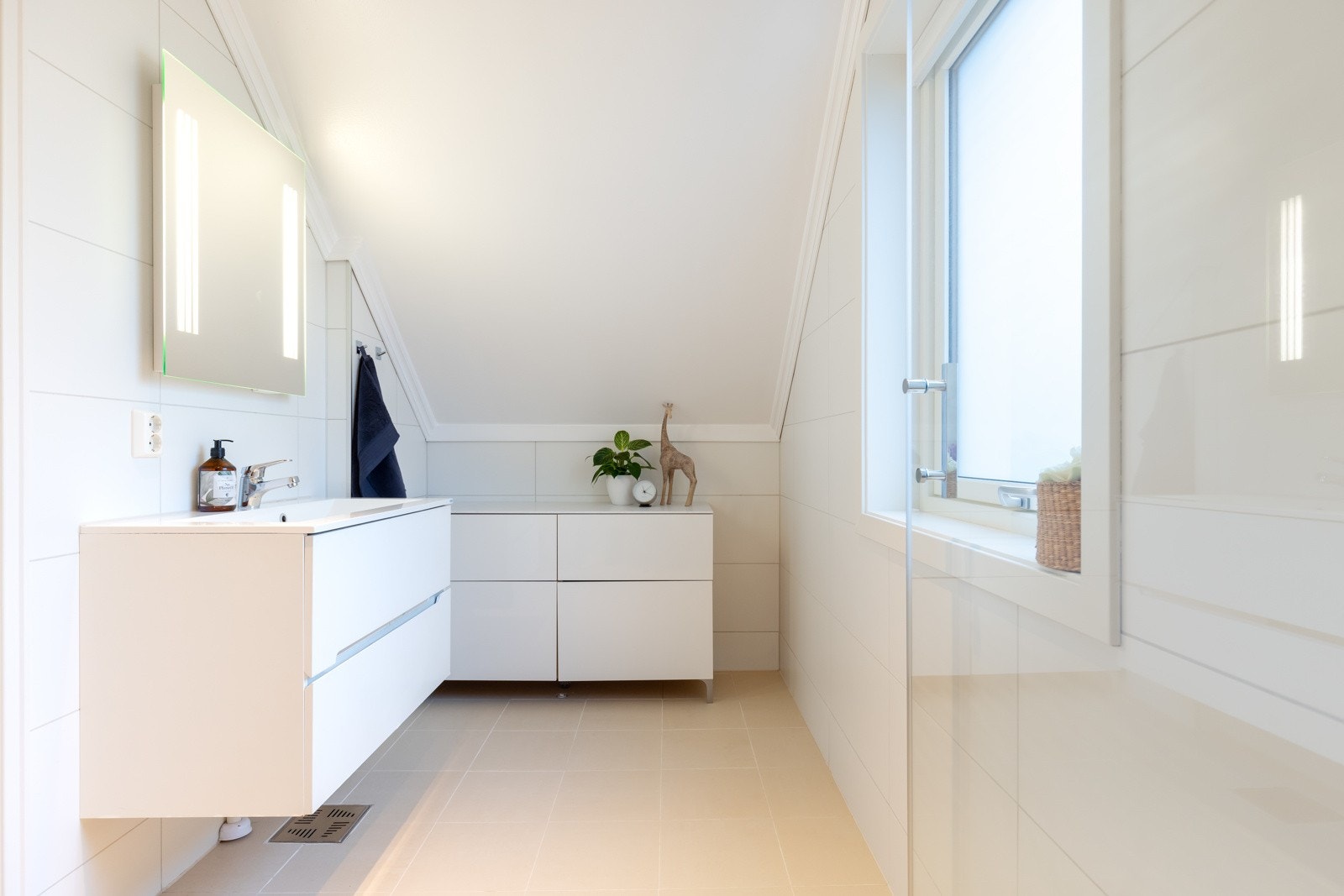 Badet i 2. etasje er et meget pent bad med smakfullt flis- og innredningsvalg. Galleribilde