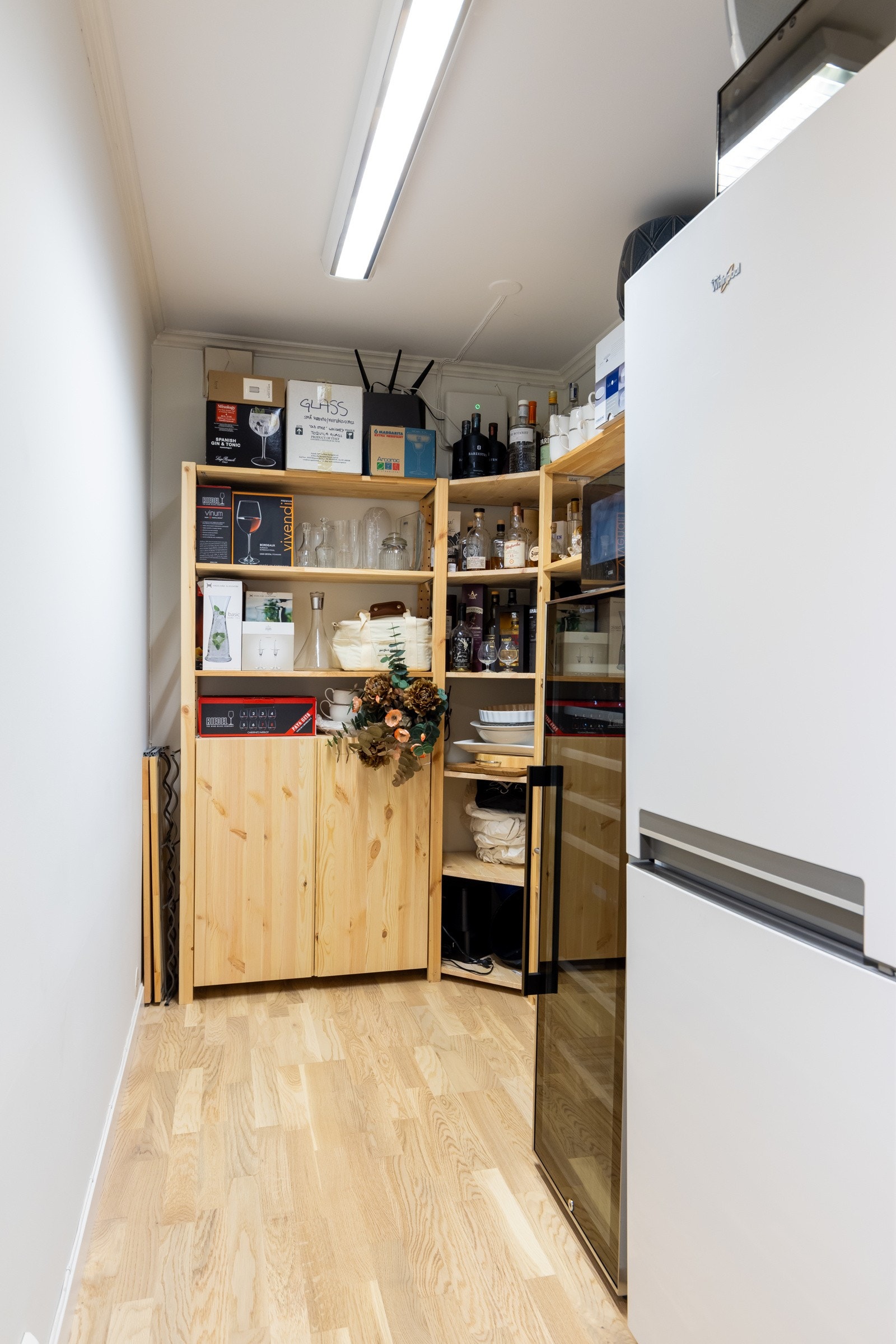 Plass til mye i innvendig bod i underetasjen. Her er også en fin plass til å ha ekstra fryser, vinskap eller lignende. Galleribilde