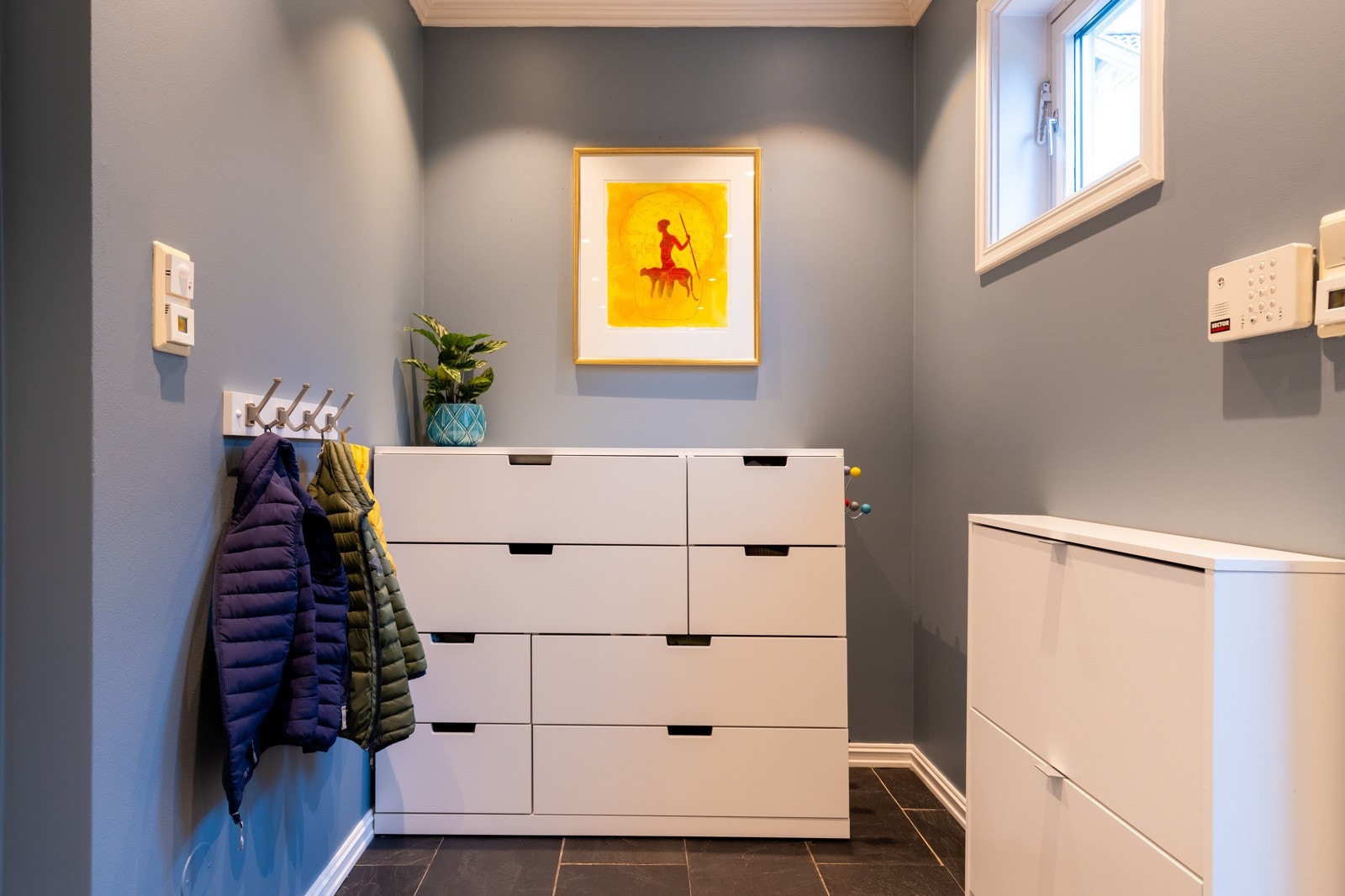 I tillegg er det god plass til skoskap, kommoder, knaggrekker og lignende. Galleribilde