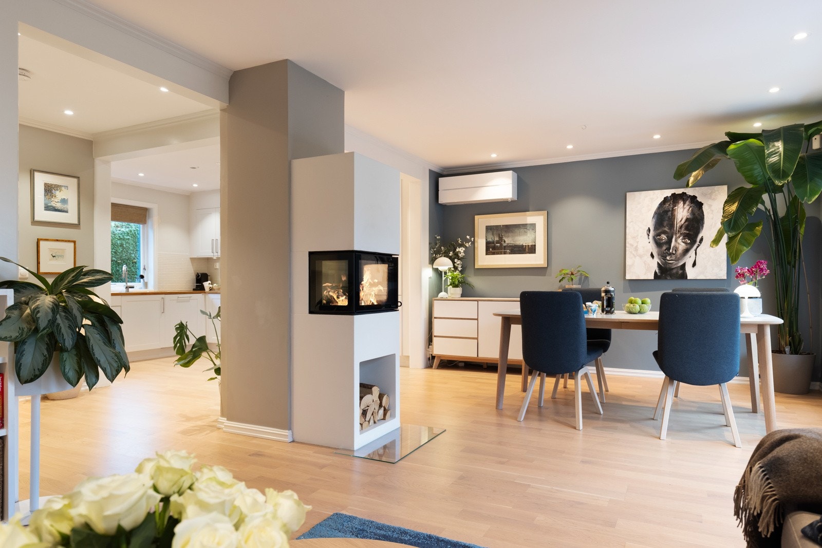 Lekker peis med fint flammeinnsyn og nisje for vedlagring er et fint midtpunkt i rommet. Galleribilde