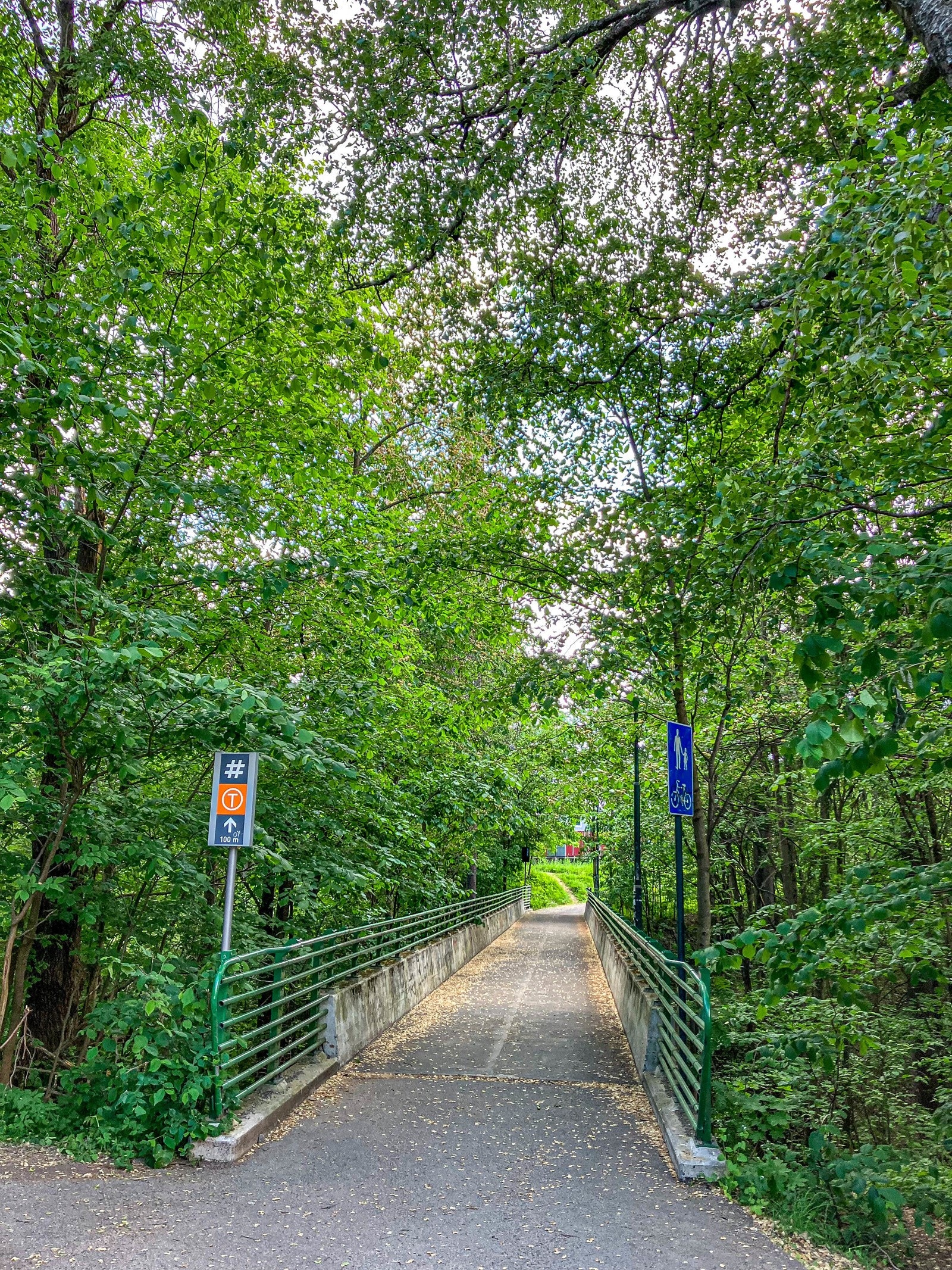 Gangavstand til Holmen T-banestasjon. Enda kortere til holdeplass for 45-bussen eller 46-bussen som går til Majorstuen. Galleribilde