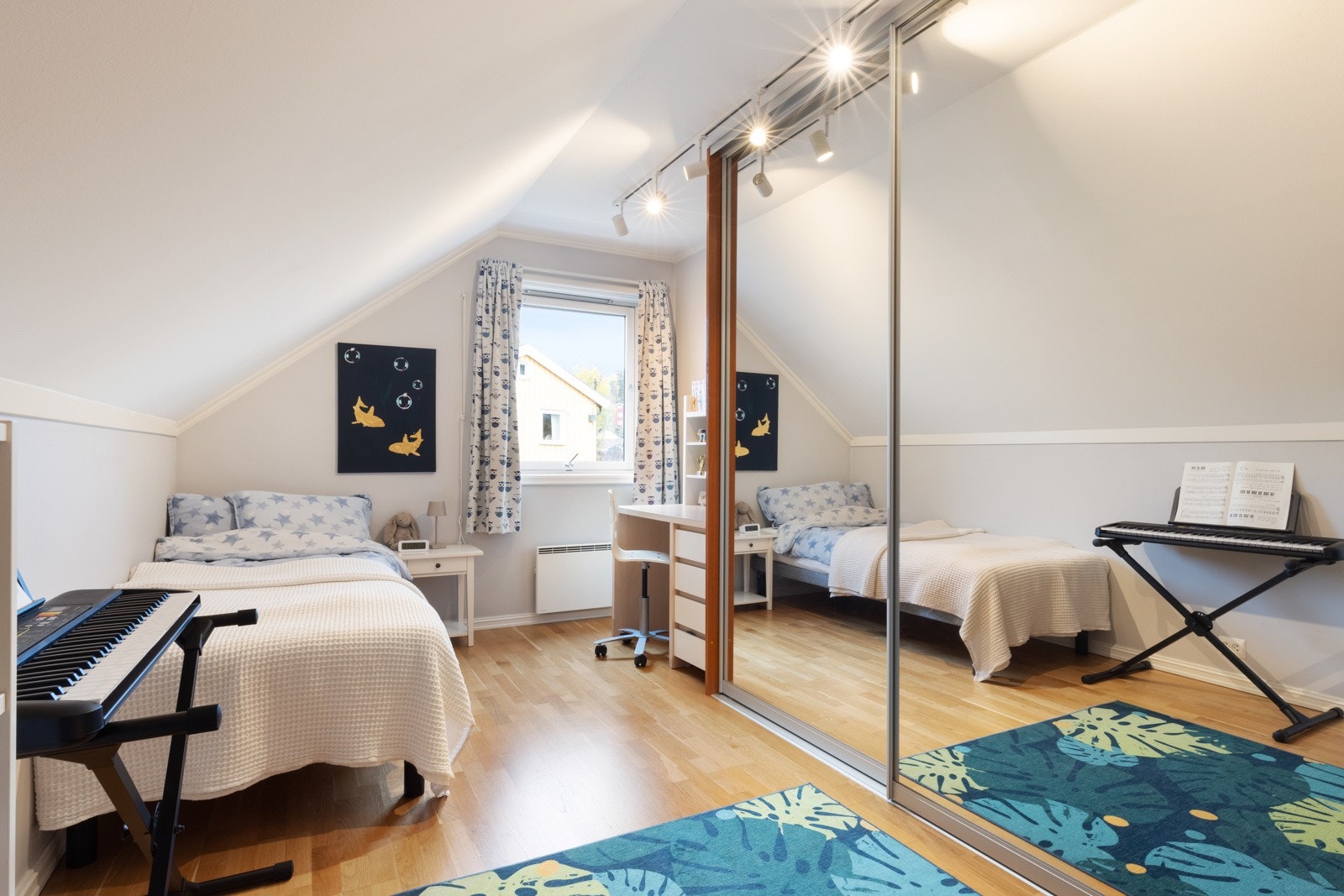 Soverom 2 er romslig med stor skyvedørsgarderobe, samt plass til seng og skrivepult m.m. Galleribilde