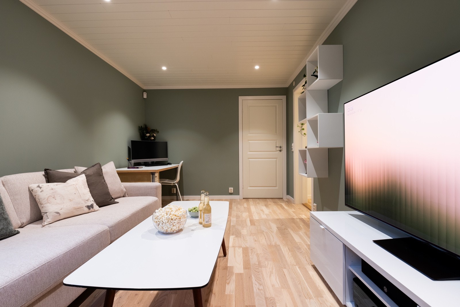 Kjellerstuen har god plass til både tv-avdeling og hjemmekontor. Galleribilde