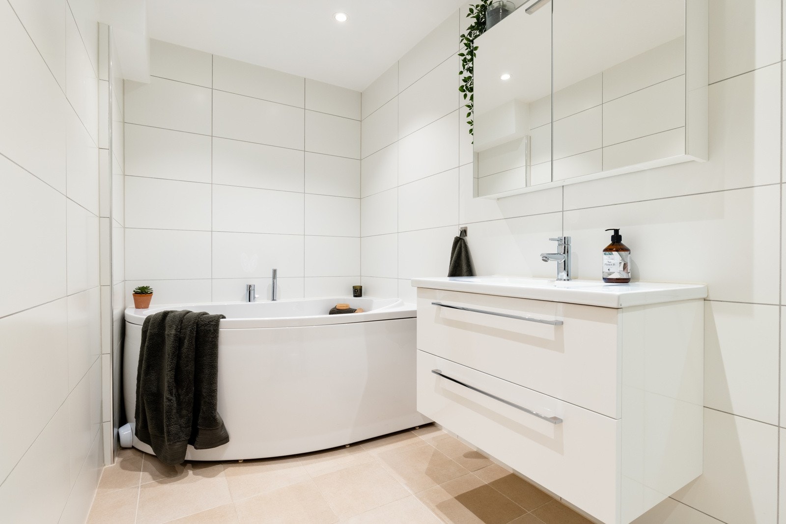 Servantskap med store oppbevaringsskuffer og lagringsmuligheter også i speilskap. Galleribilde