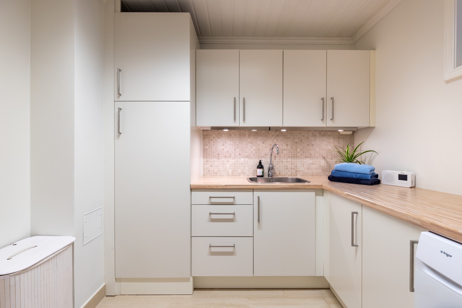 Vaskerommet er fra 2009, med nye fronter i 2017. Meget gode oppbevaringsmuligheter og praktisk arbeidsbenk med plass til vaskemaskin og tørketrommel under. Galleribilde