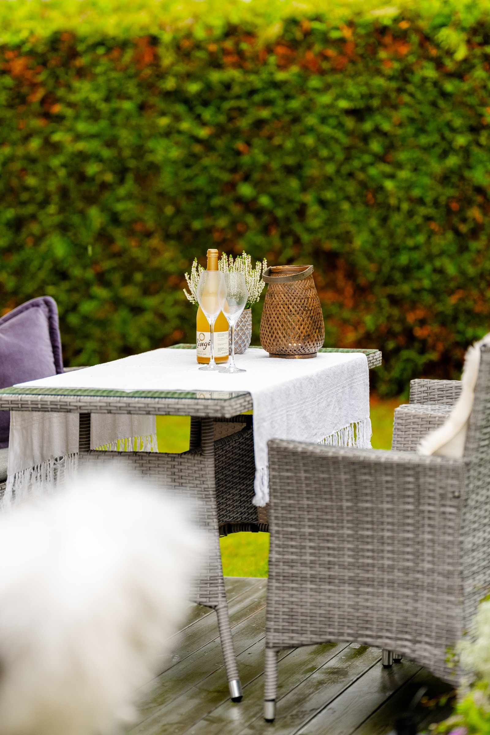 Uteplassen ligger mot vest med gode solforhold og det er usjenert med skjermende hekk. I tillegg ligger huset i 2. rekke fra Stasjonsveien. Galleribilde