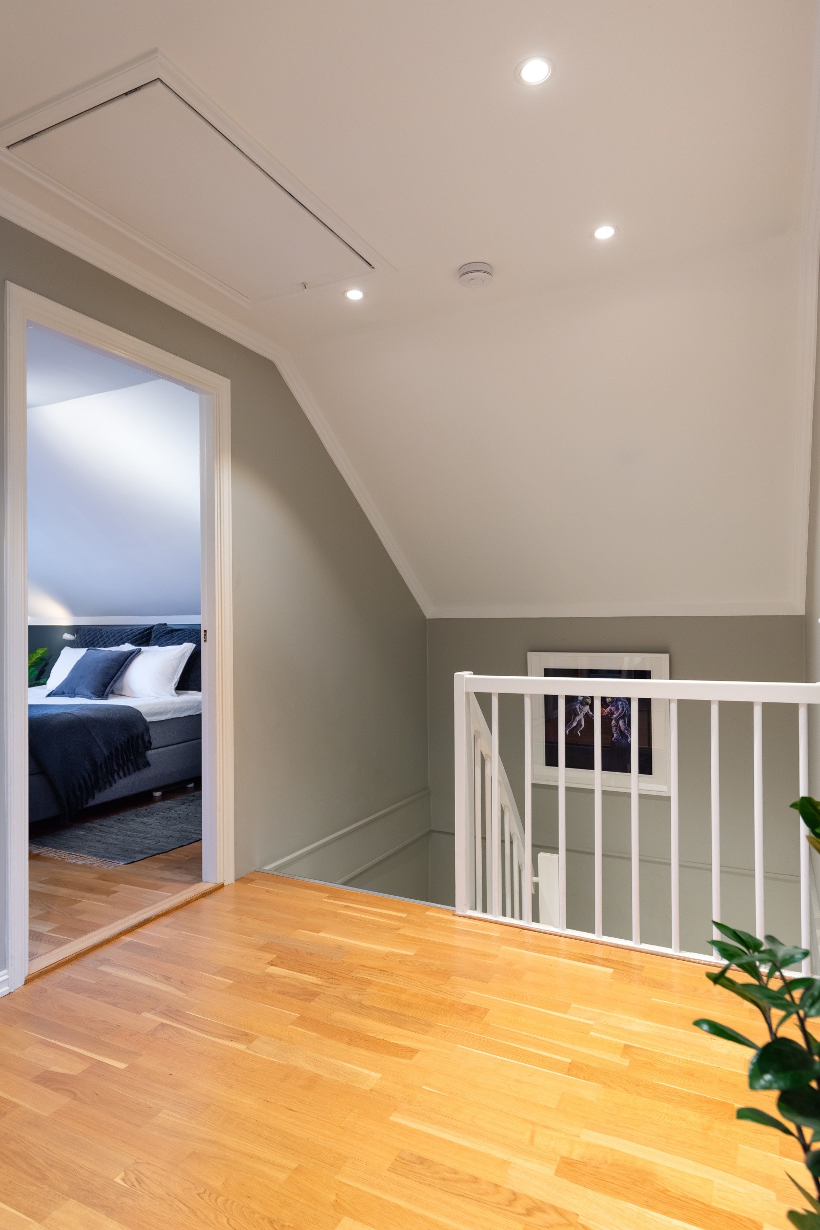 Fra trappegang er det adkomst til lagringsloft med mye oppbevaringsplass. Galleribilde