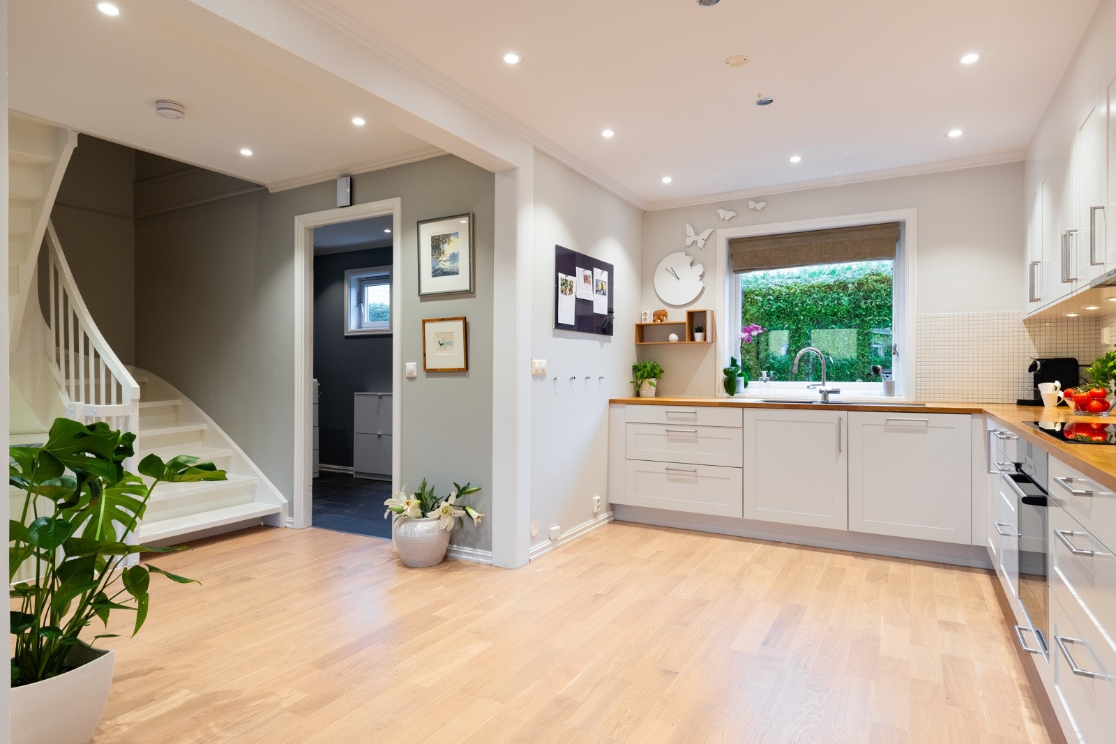 Boligen har en familievennlig planløsning med den sosiale sonen i 1. etasje, tre soverom, to bad, vaskerom og kjellerstue. Galleribilde