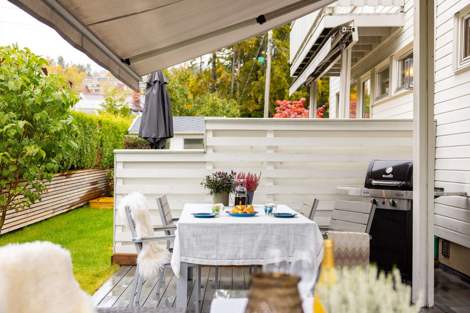 Eiendommen har en meget populær og ettertraktet beliggenhet - kort vei til marka, Røa, Holmen skole og offentlig kommunkasjon. Galleribilde